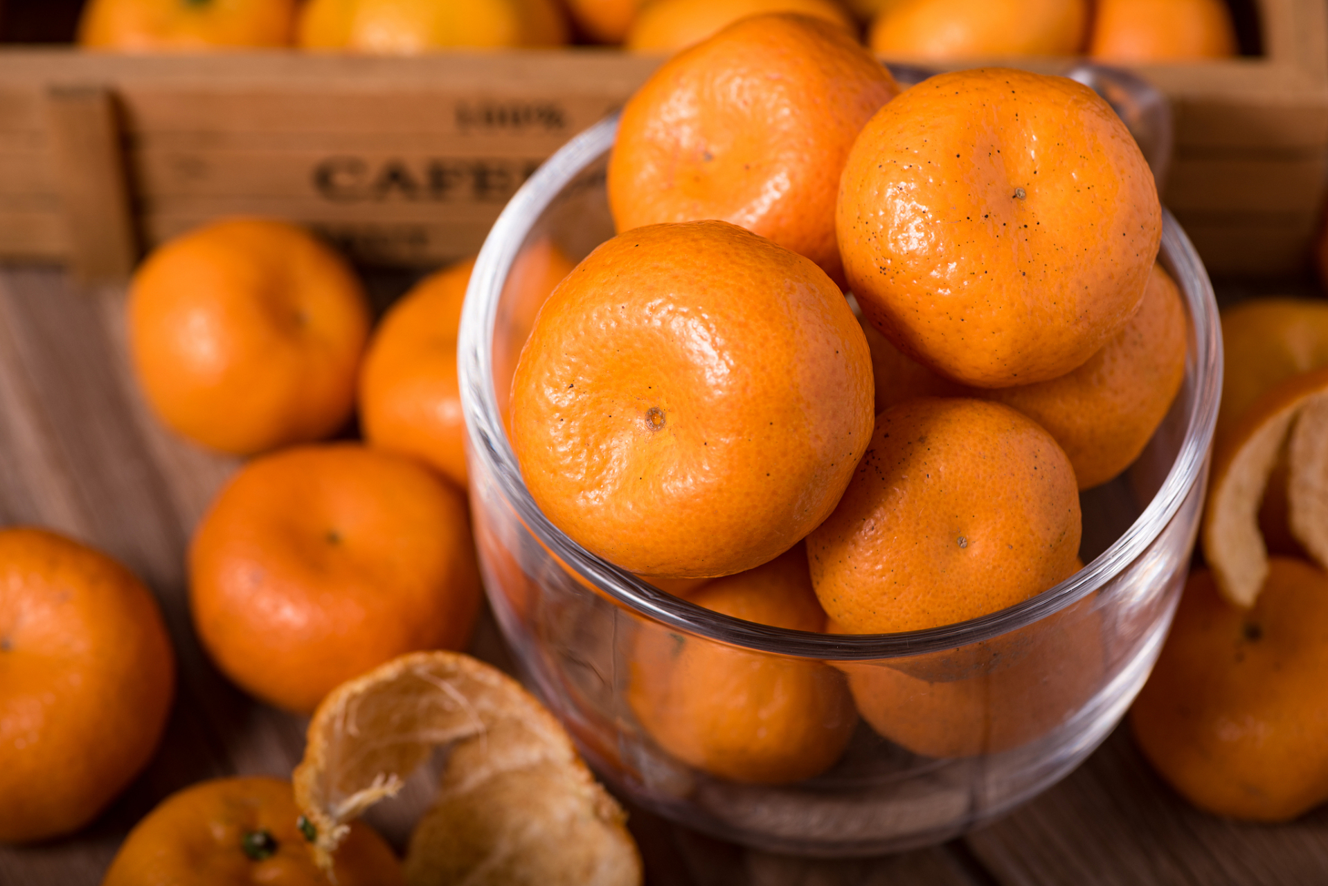 金秋砂糖桔,外观艳丽,颜色浓红靓丽,果皮光滑,蜡质层鲜亮.