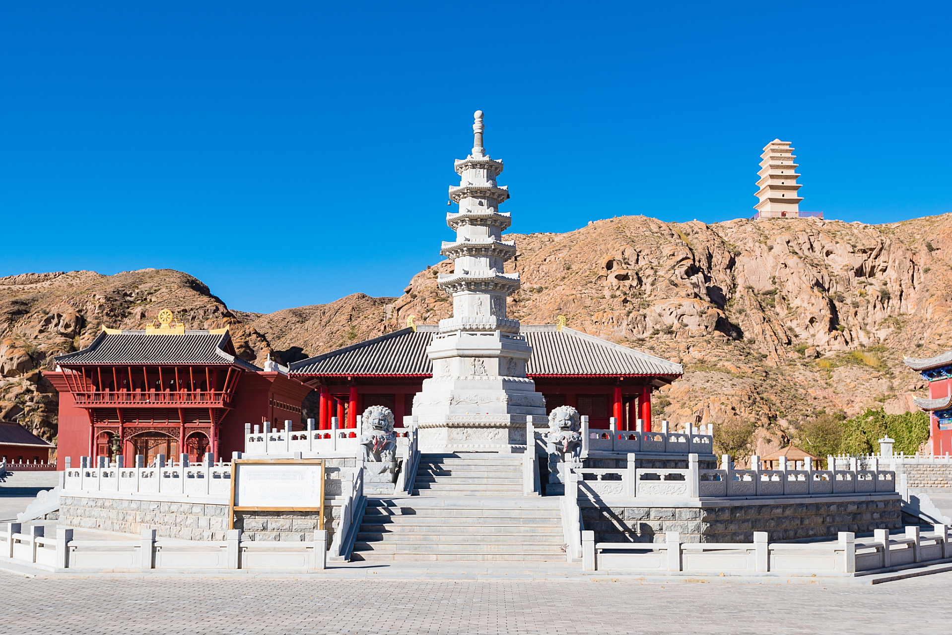 山丹大佛寺位于山丹县城西5公里处的瞭高山脚下,历史上曾经历多次