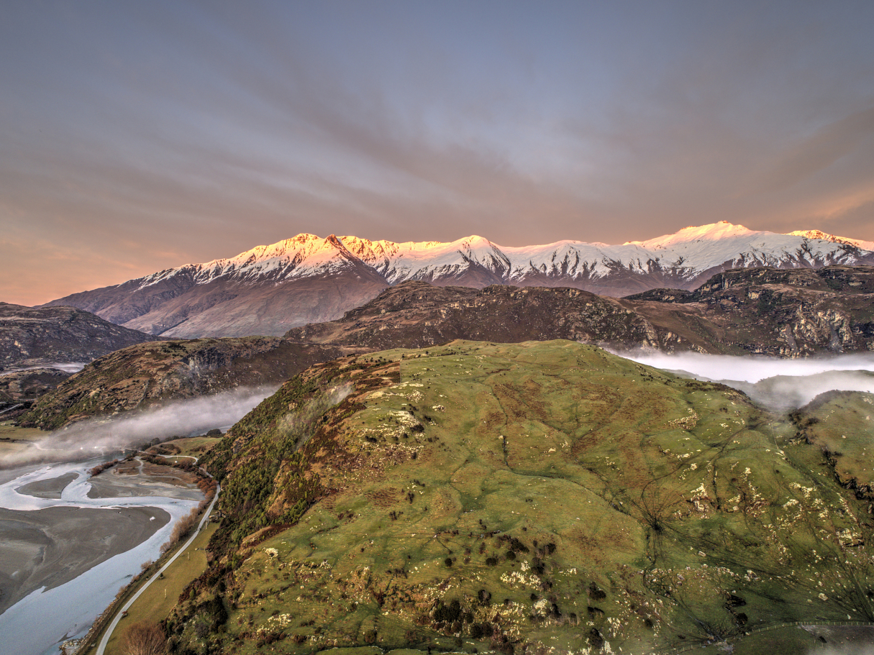 落基山脉,宛如大地的脊梁,将壮丽的自然与无垠的宇宙连接在一起.  这