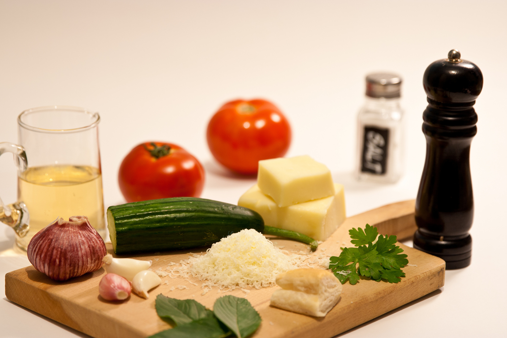 1低盐饮食:盐是人们日常生活中必不可少的食物,对于肾病患者来说,限