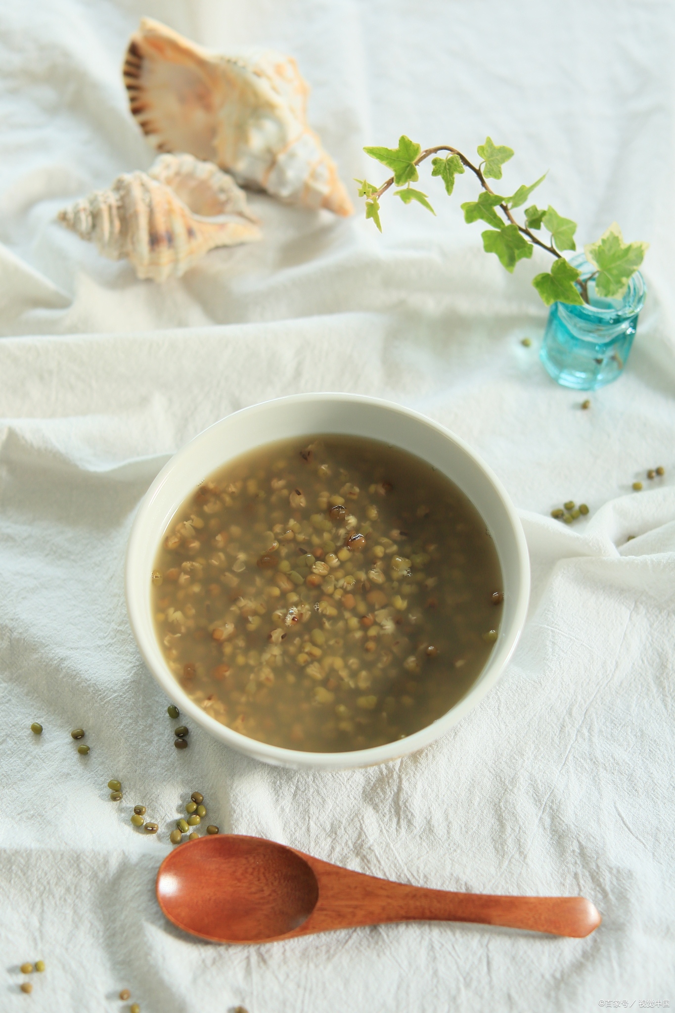 记得小时候,每当夏天来临,妈妈总会给我端来一碗冰凉的绿豆汤,那滋味