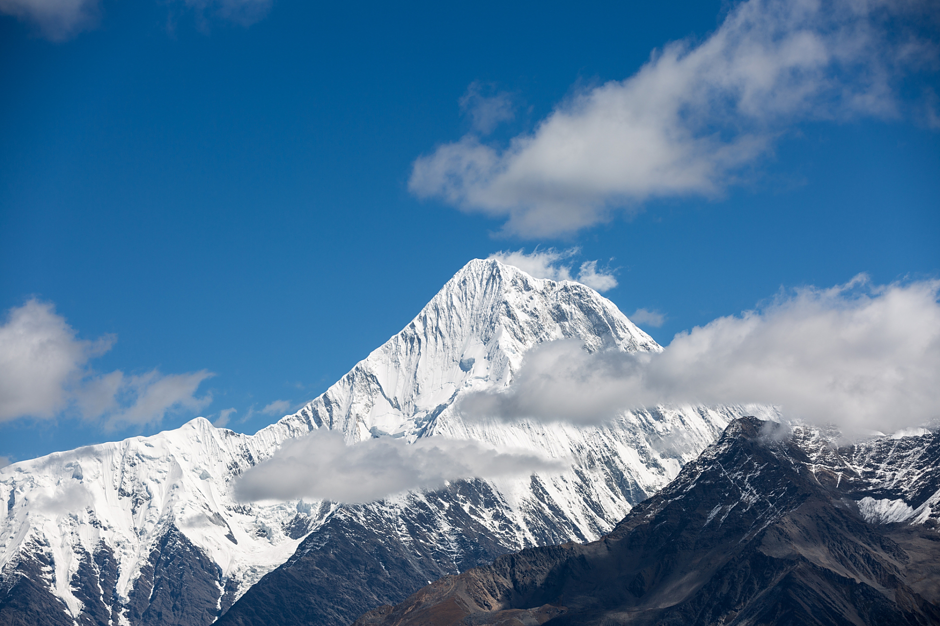 贡嘎雪山是距离我们最近的雪山,位于四川康定以南,是大雪山的主峰,海