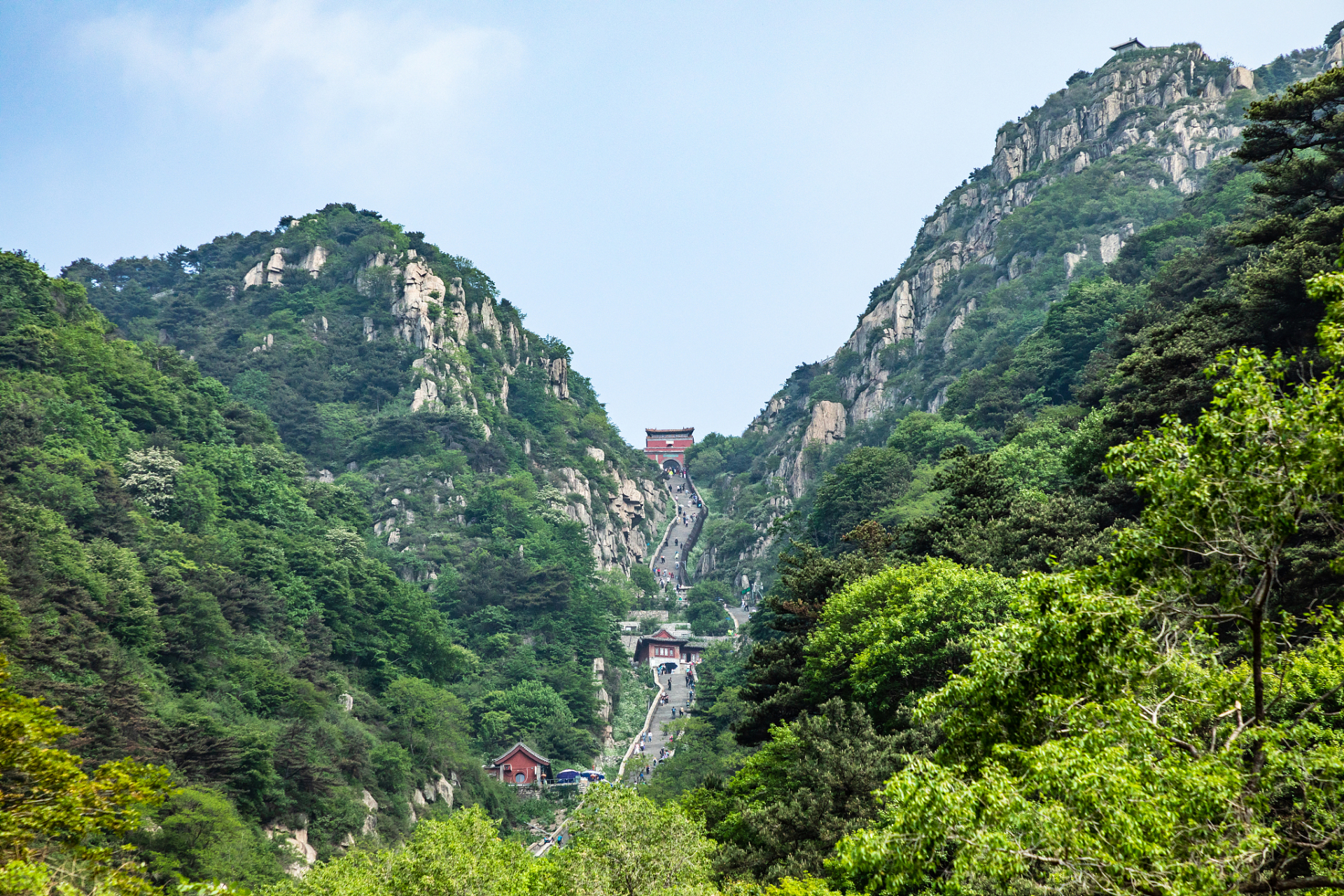 泰山又名岱山,岱宗,岱岳,东岳,泰岳,为五岳之一,有"五岳之首""天下第