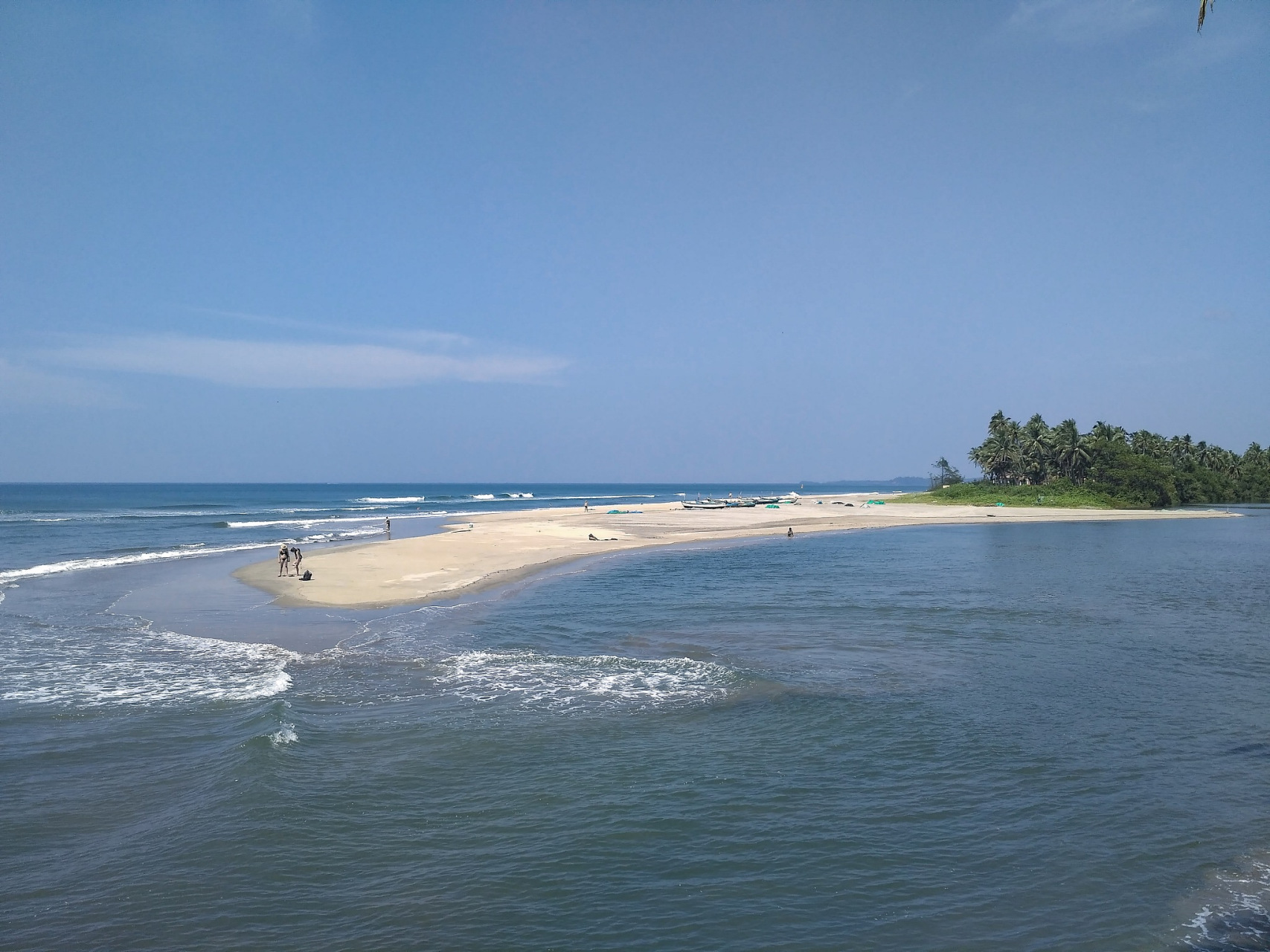 阳西县月亮湾是广东阳江市阳西县的著名旅游胜地,以其美丽的自然风光