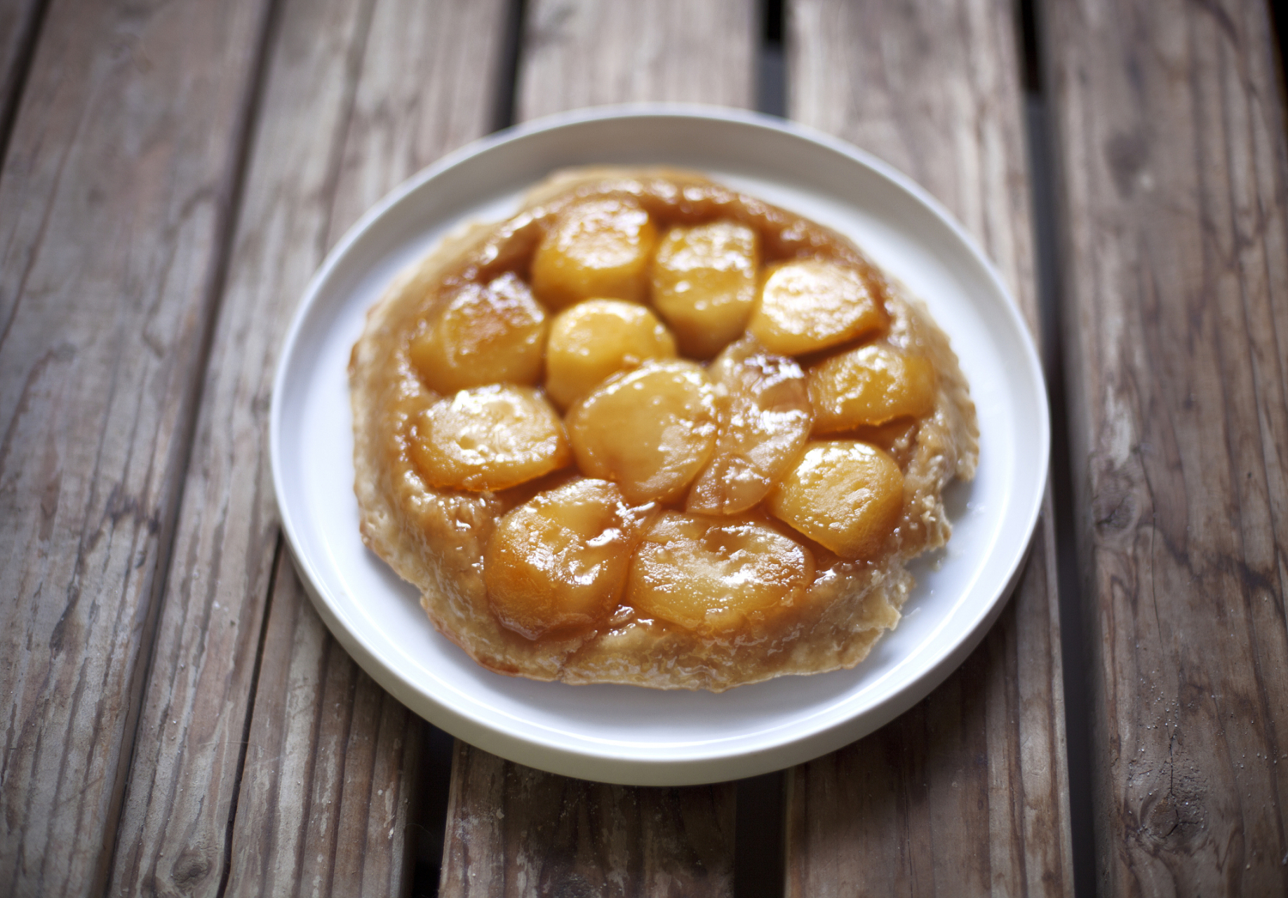 湖南长沙的糖油粑粑是一道具有浓郁地方特色的传统小吃,以糯米粉为