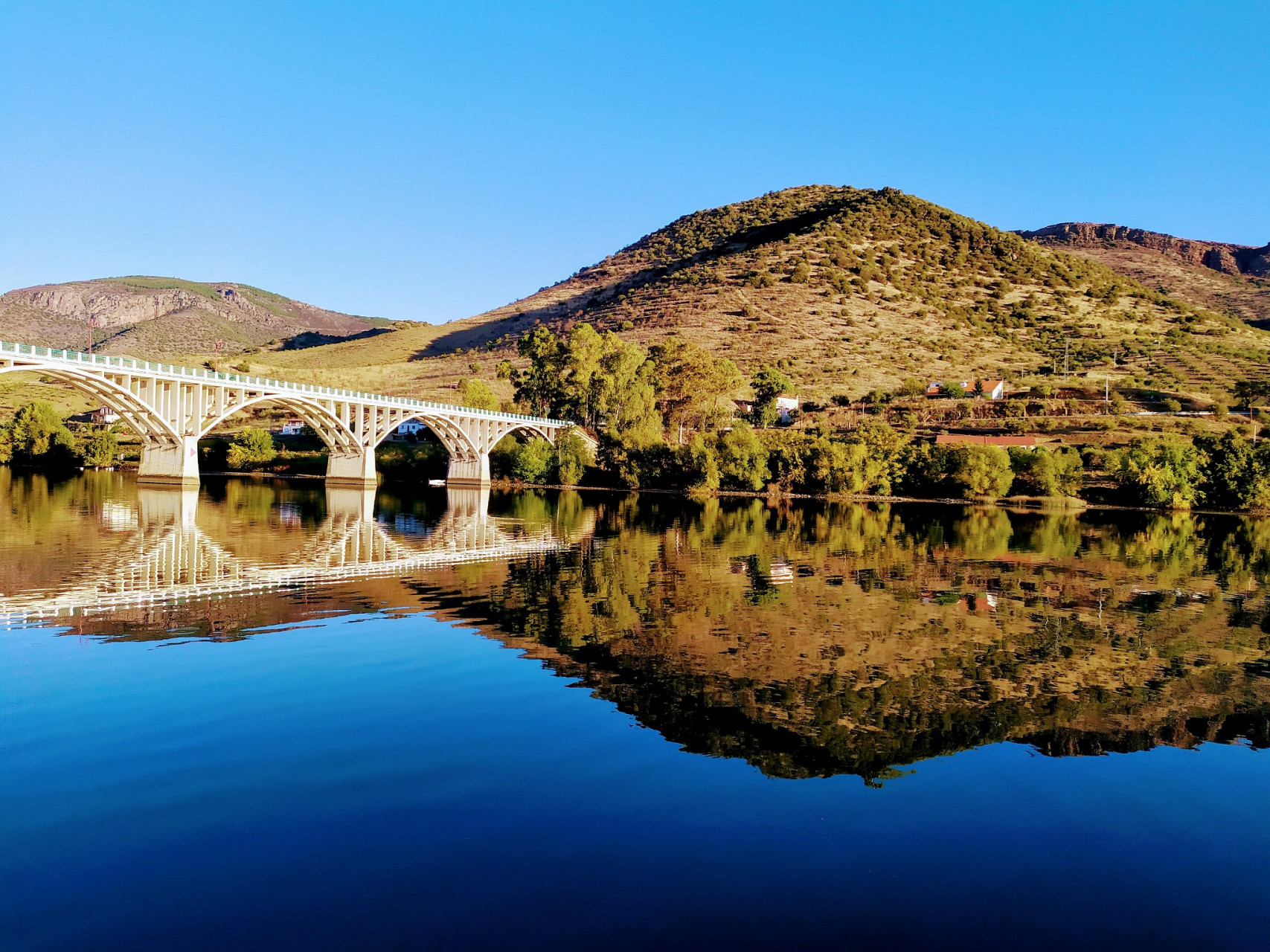 恰西风景区是于巩留县城东南70多千米吉尔尕郎河上游的一处不可多得的