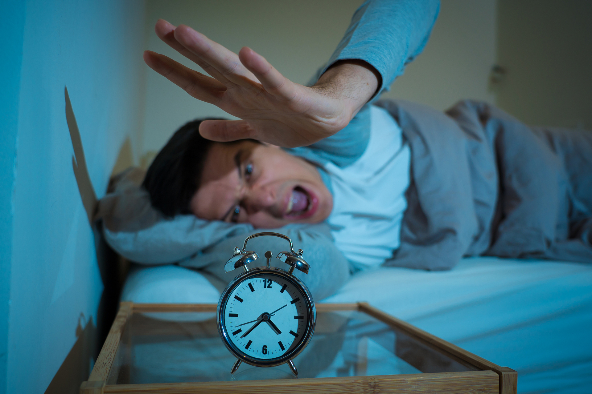 被闹钟惊醒对身体危害大   自然醒对人体而言是循序渐进的过程,闹钟如