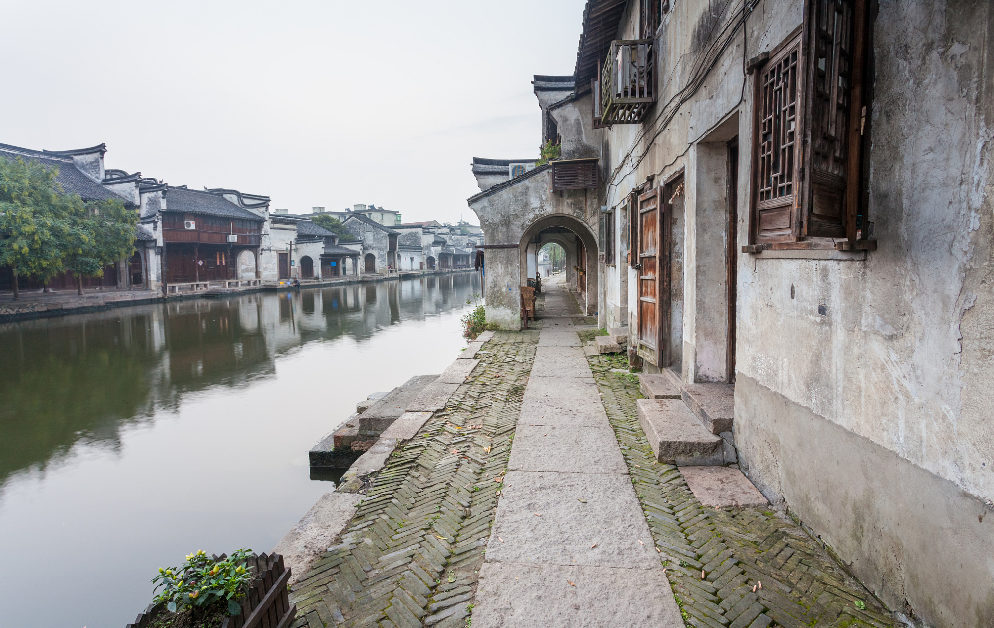 鸣鹤古镇,坐落在白洋湖旁,与五磊山风景区相邻,呈现出山水相依的绝美