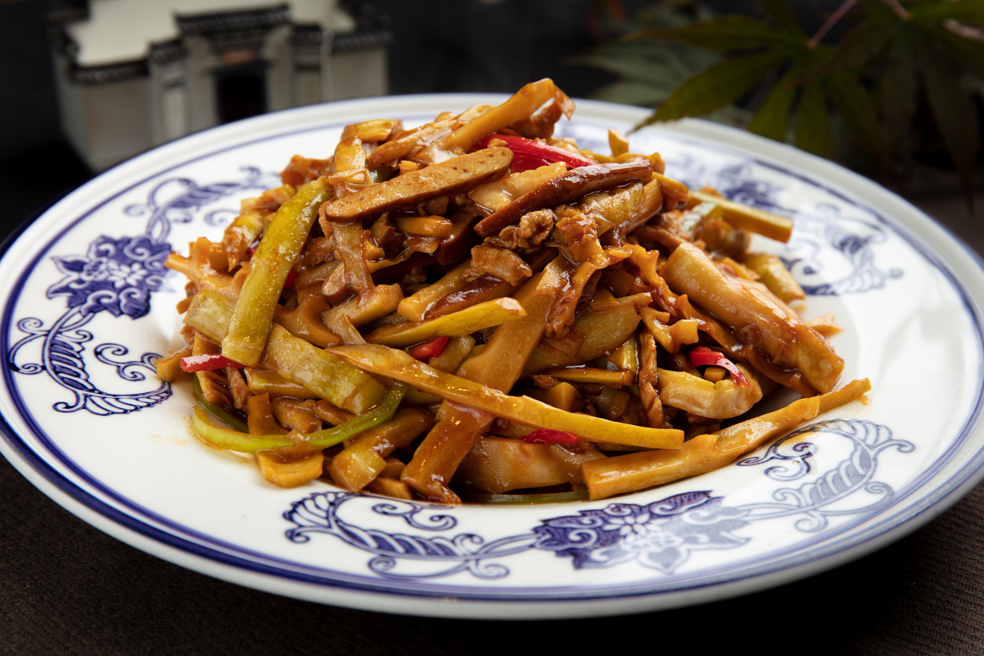 油焖笋是一道以笋为主要原料的传统川菜.