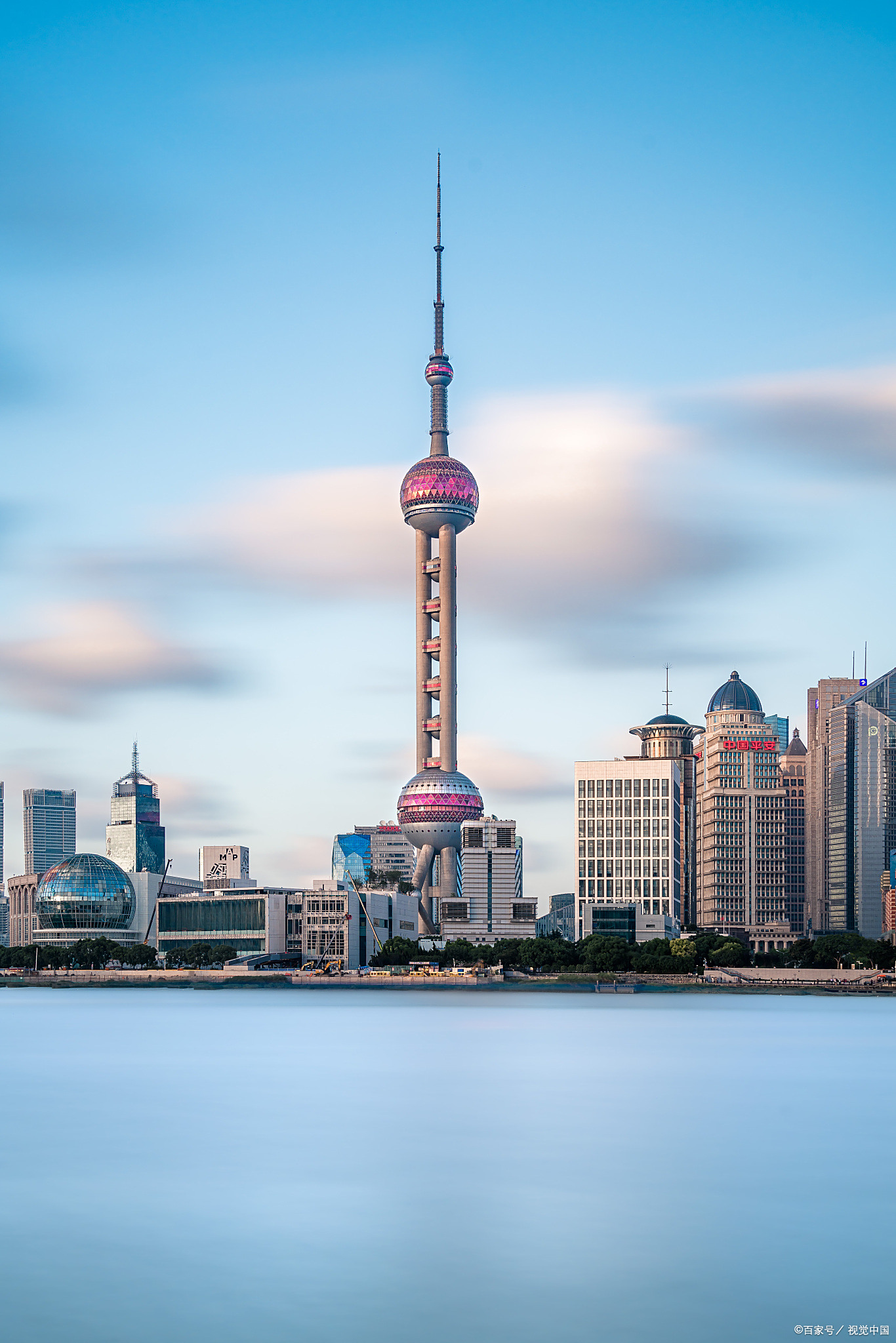 东方明珠,上海浦东陆家嘴的标志性建筑,和外滩隔江相望,是魔都上海的