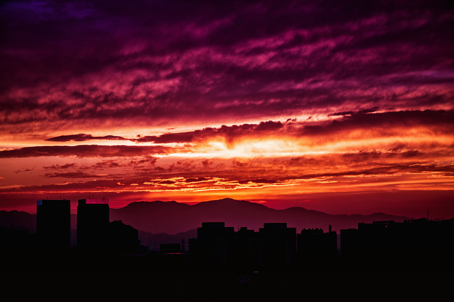 北京晚霞壮美至极# 9月19日,北京的傍晚被绚丽的色彩所染,天空出狭怂