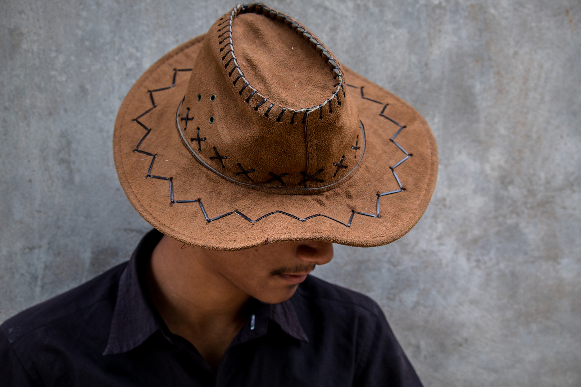 牛仔帽搭配连衣裙,可以营造出一种甜美,俏皮的感觉,非常适合春天和