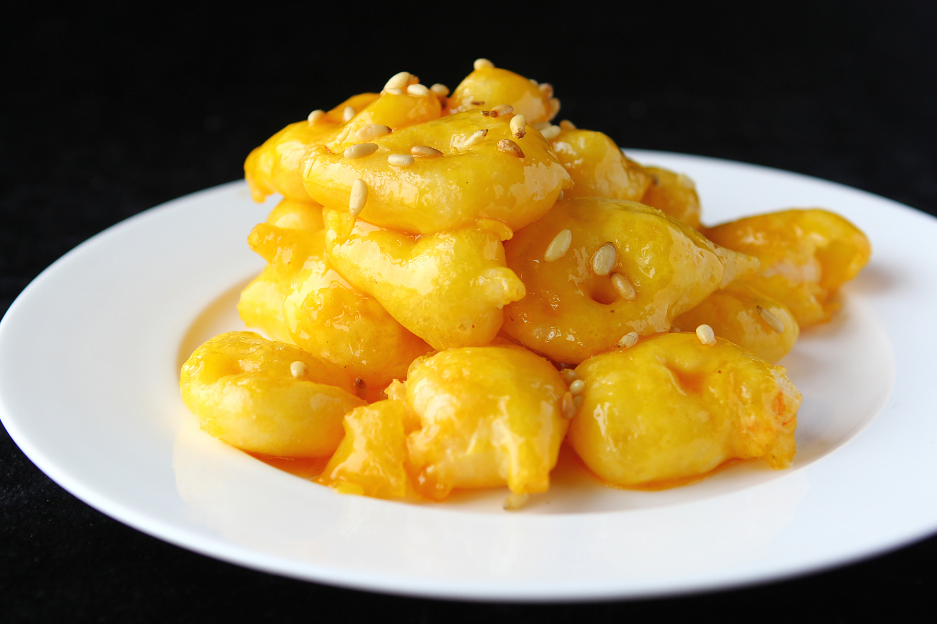 拔丝地瓜是一道非常受欢迎的甜点,其关键步骤就是熬糖.