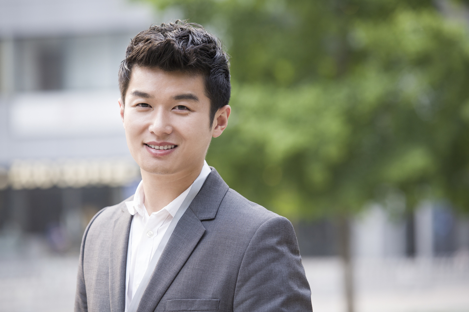 妻子打来电话,说在家没穿好衣服时遭到对面男青年窥视,要我赶快回家