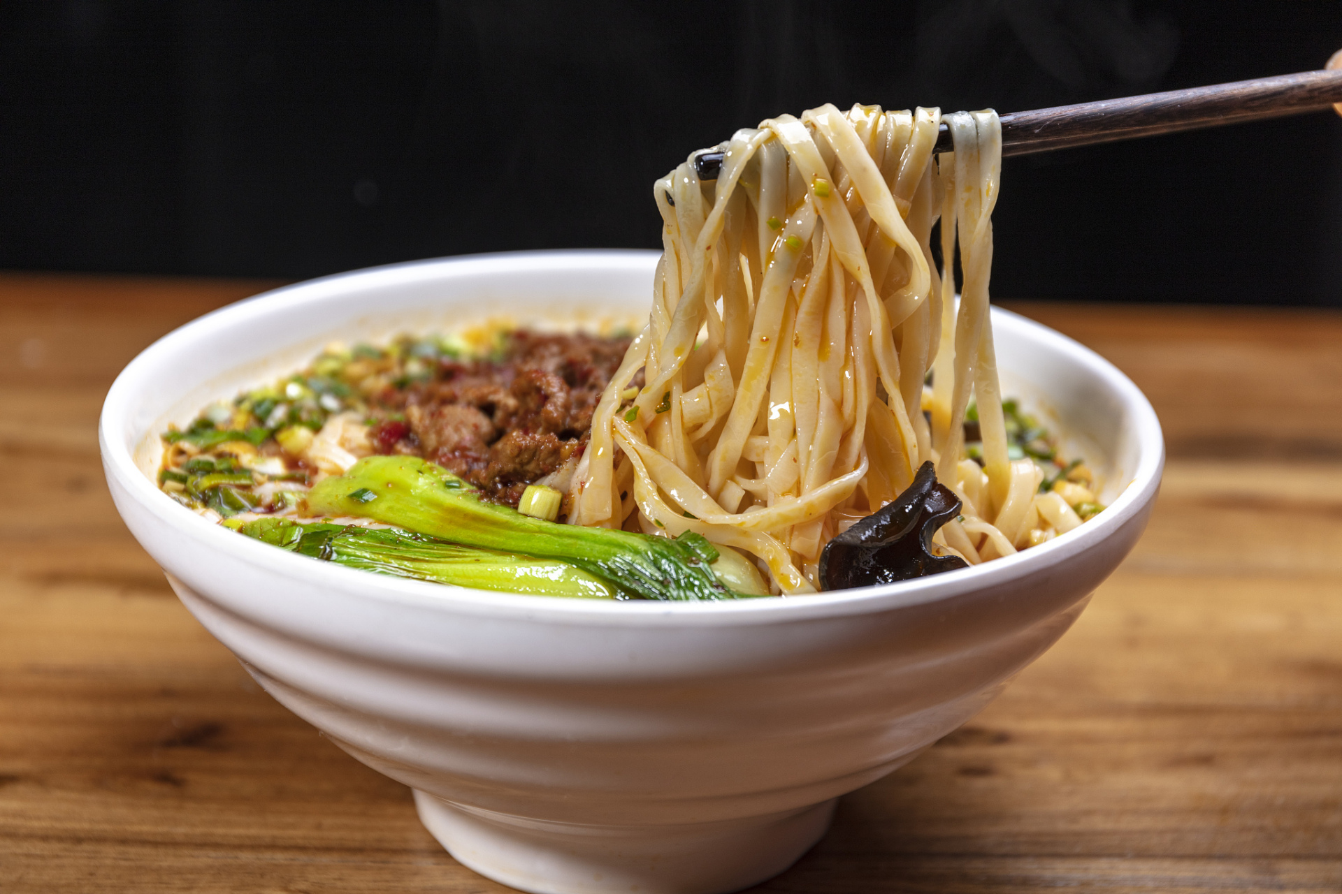 臊子面是源于中国西北地区的传统面食,以面条,臊子,酸辣口感和丰富