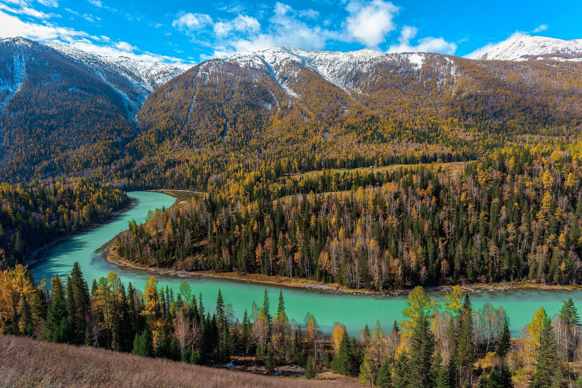 喀纳斯湖位于新疆维吾尔自治区阿勒泰地区,是一个美丽的高山湖泊