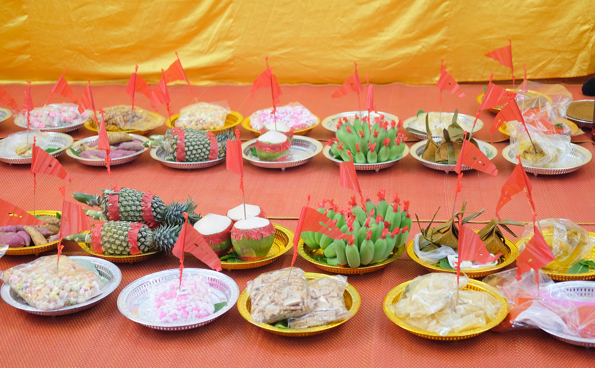 供品作为祭祀核心,不同文化和信仰对供品数量有不同规定,可能是奇数