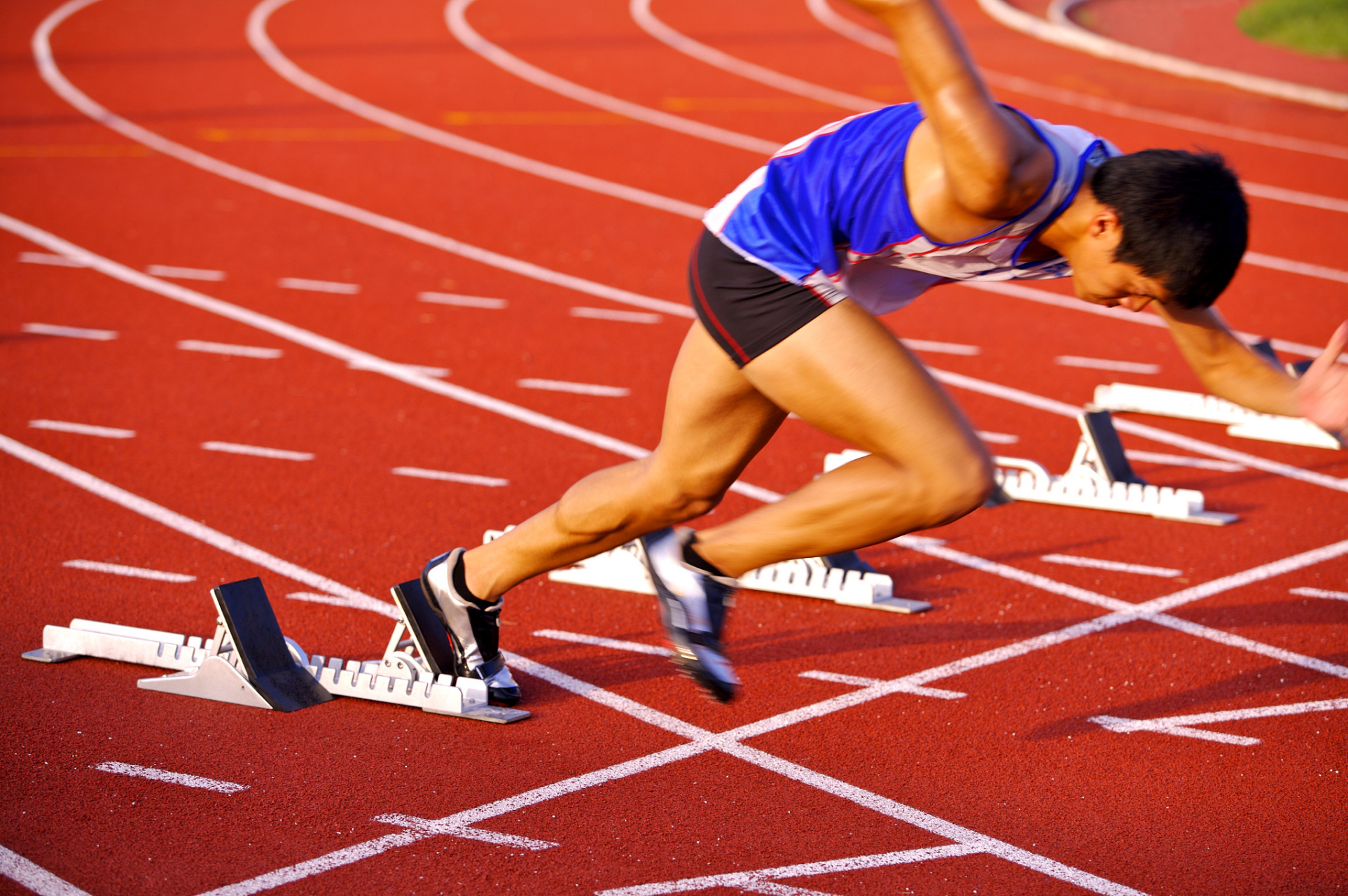 这位田径运动员的奔跑速度太快了,简直就像是一只猎豹在飞奔一样,我