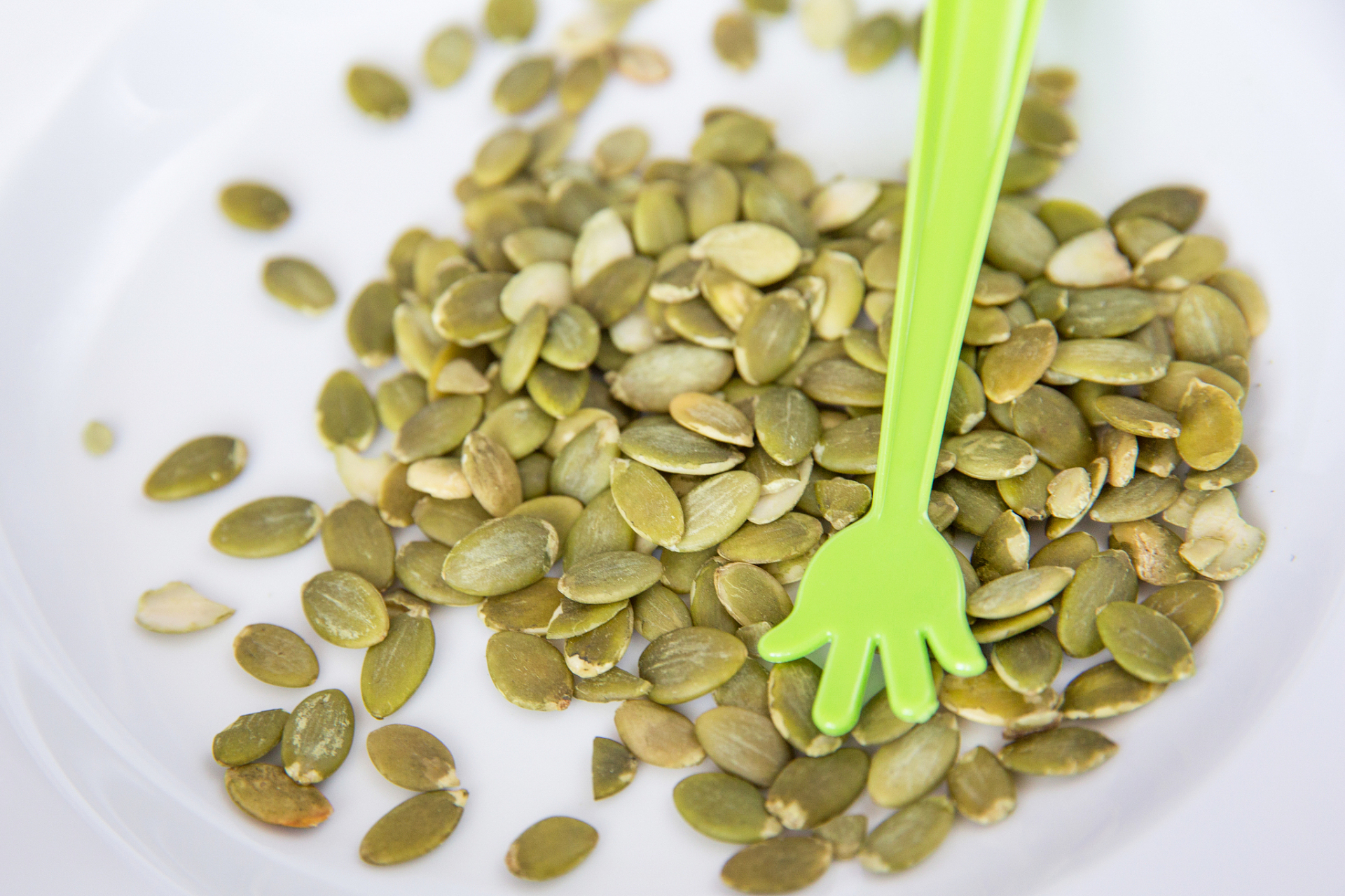 苦瓜籽催芽方法:选用新鲜苦瓜籽,洗净后浸泡12-16小时,用指甲在籽的