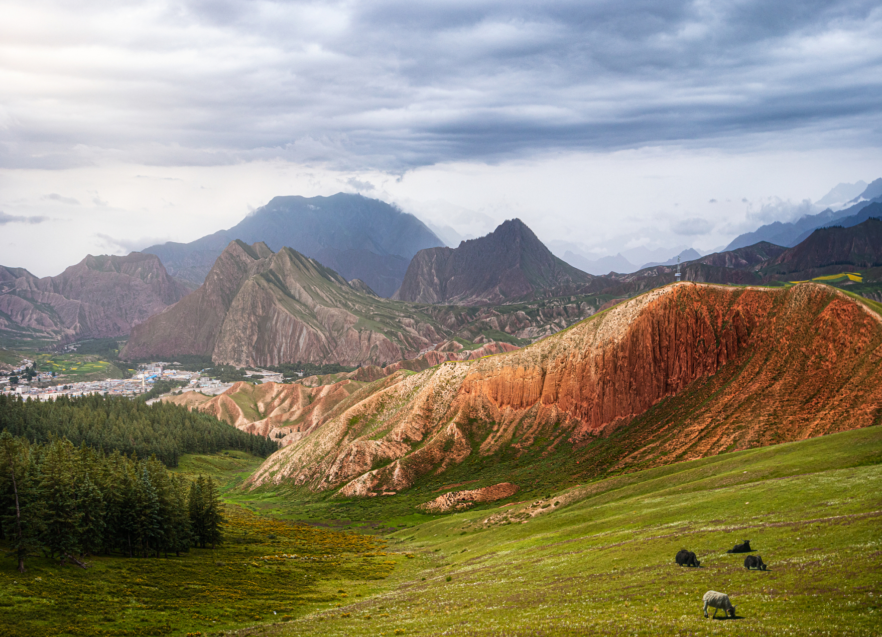 卓尔山景区位于青海省祁连县八宝镇,与神秘的阿咪东索隔河相望.