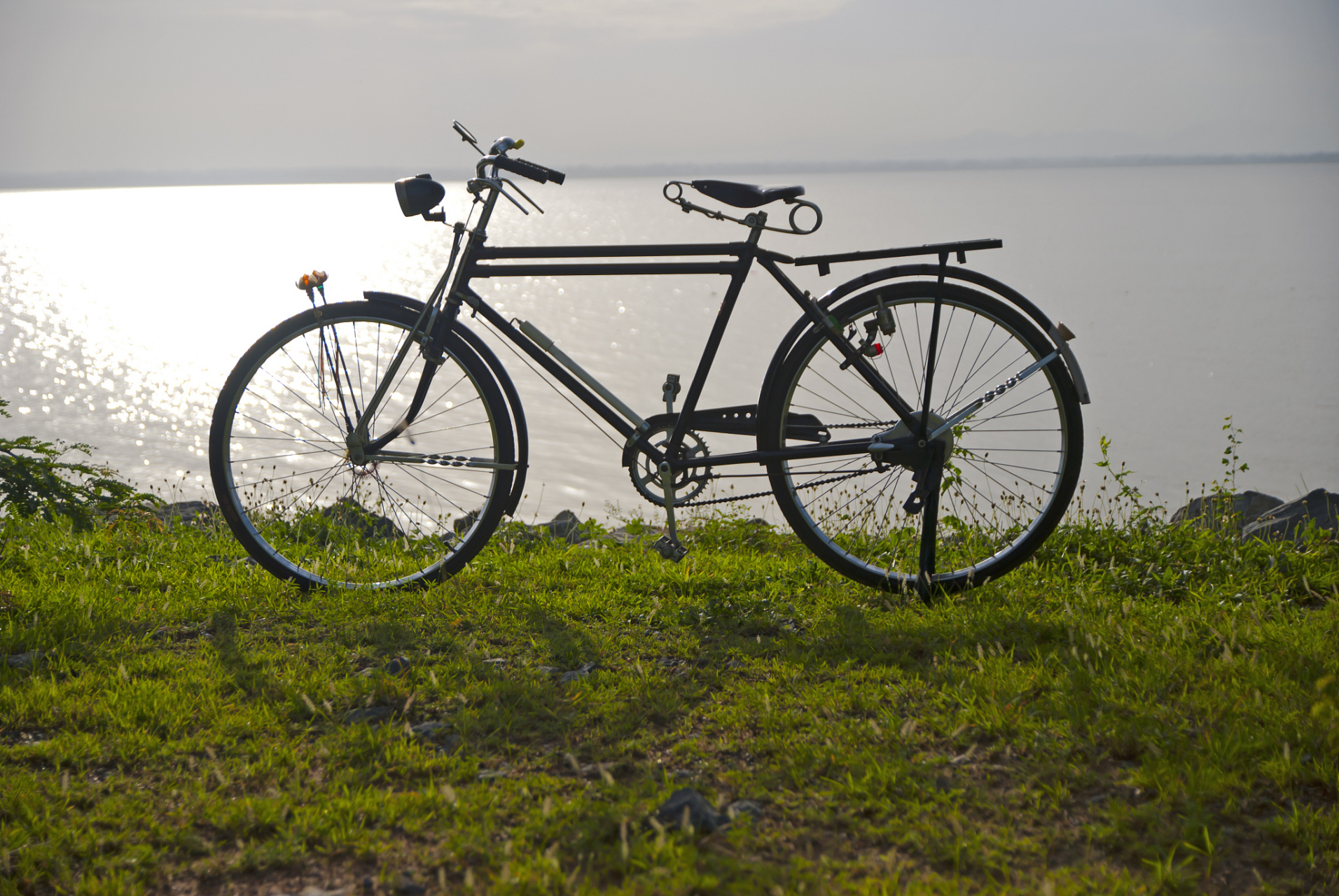 自行车是一个便捷的交通工具和运动方式,其历史可以追溯到约两百年前