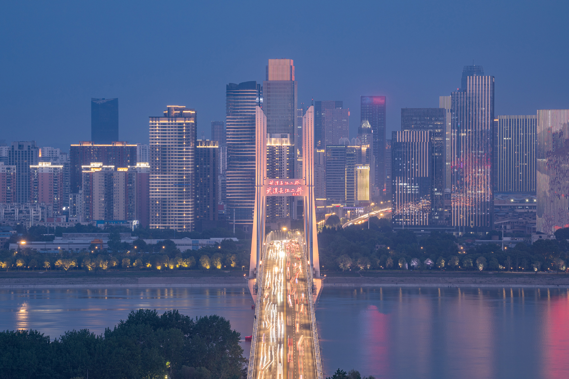 亲爱的读者们,我很高兴和大家分享武汉最美的夜景.