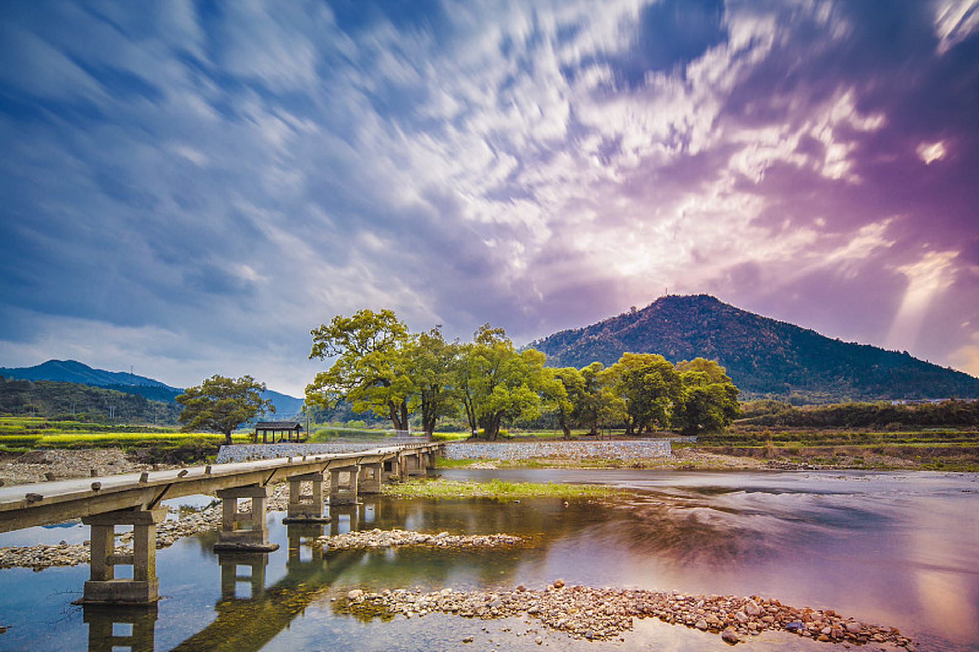 松花湖风景名胜区是吉林市的一颗璀璨明珠,国家4a级旅游景区,拥有美丽