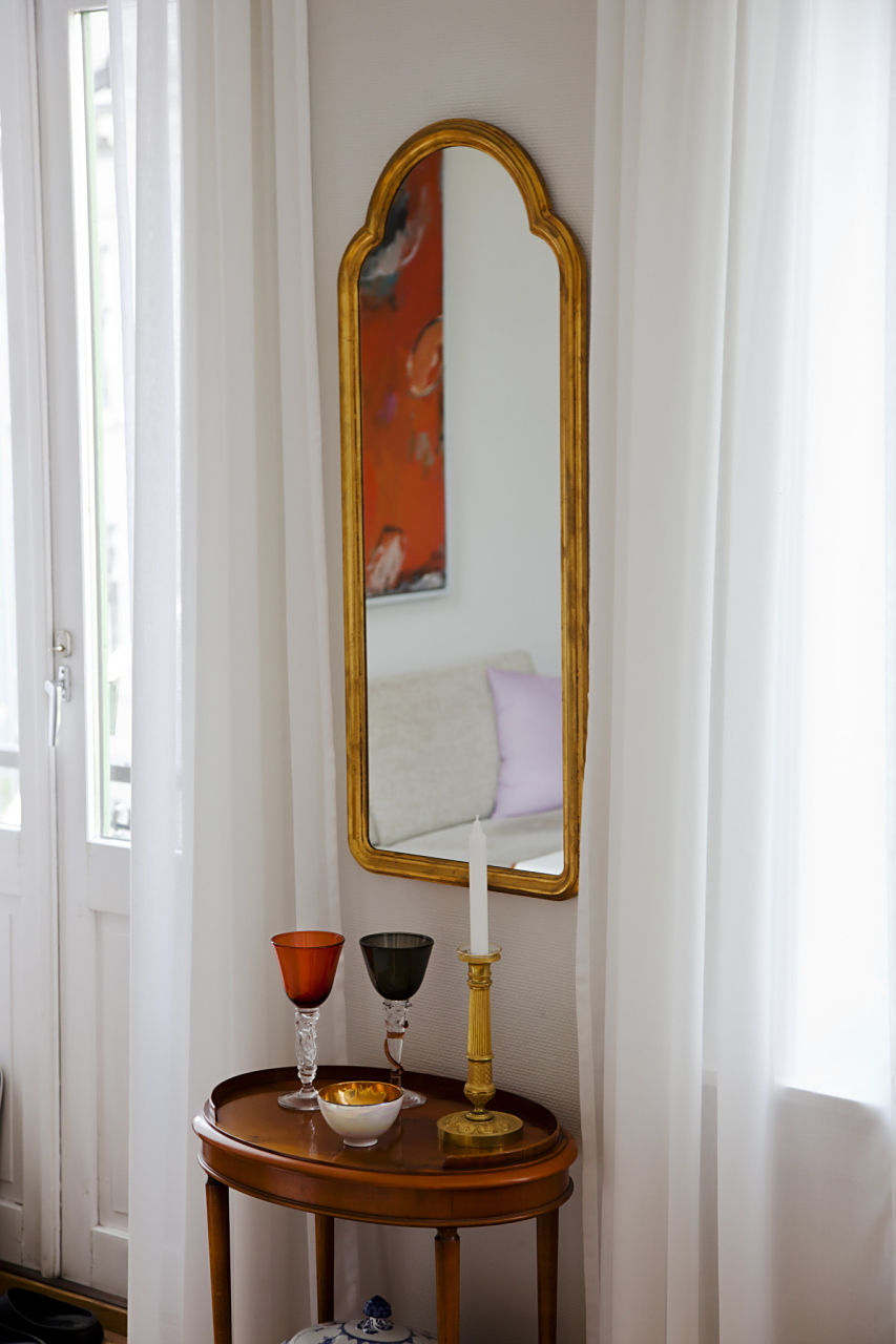 由于人体本身也有能量场,因此,如果房间里的镜子对着人,可能会反射