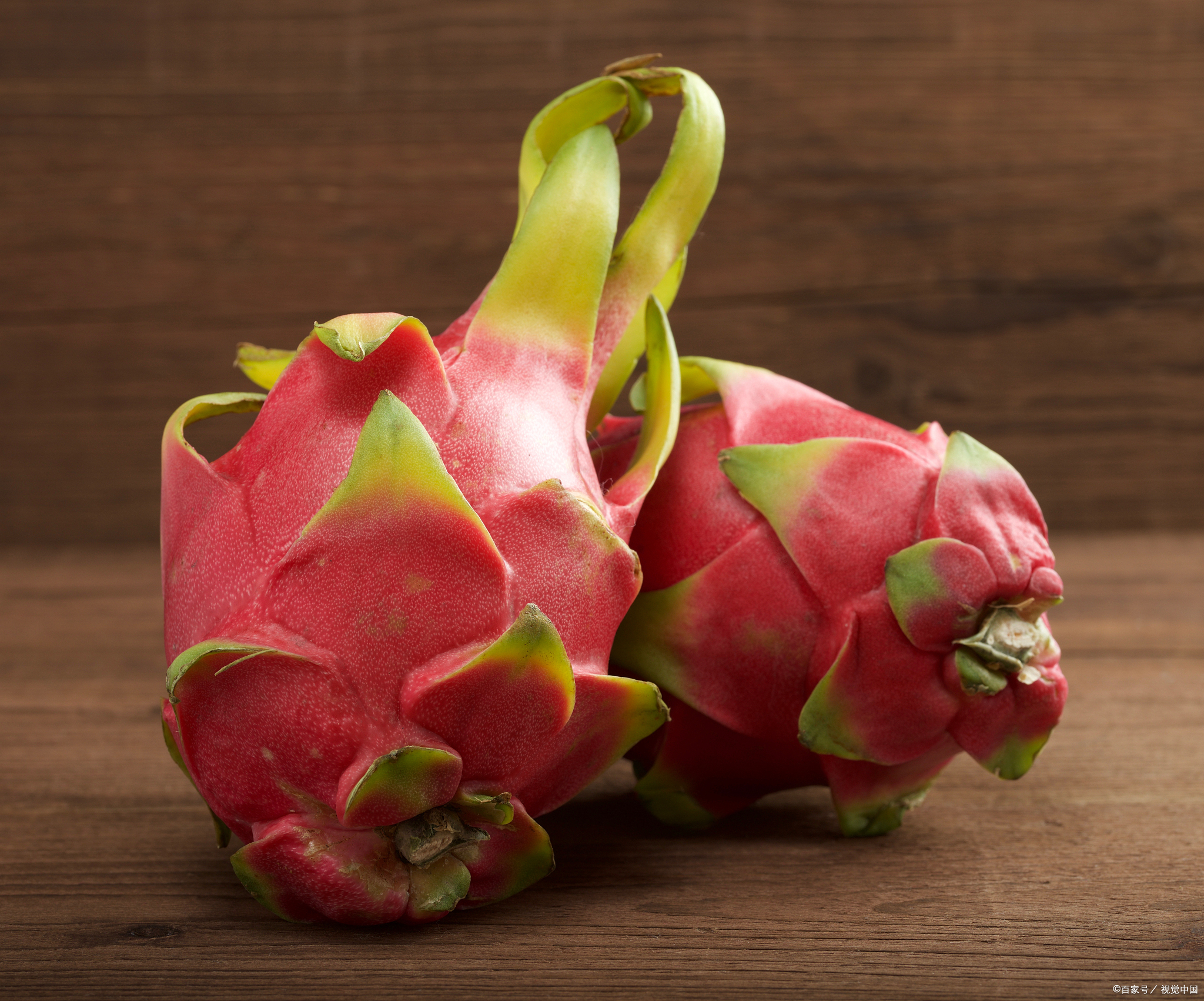 火龙果,也被称为"仙人掌果",是一种热带水果,外观鲜艳,通常有粉红色或