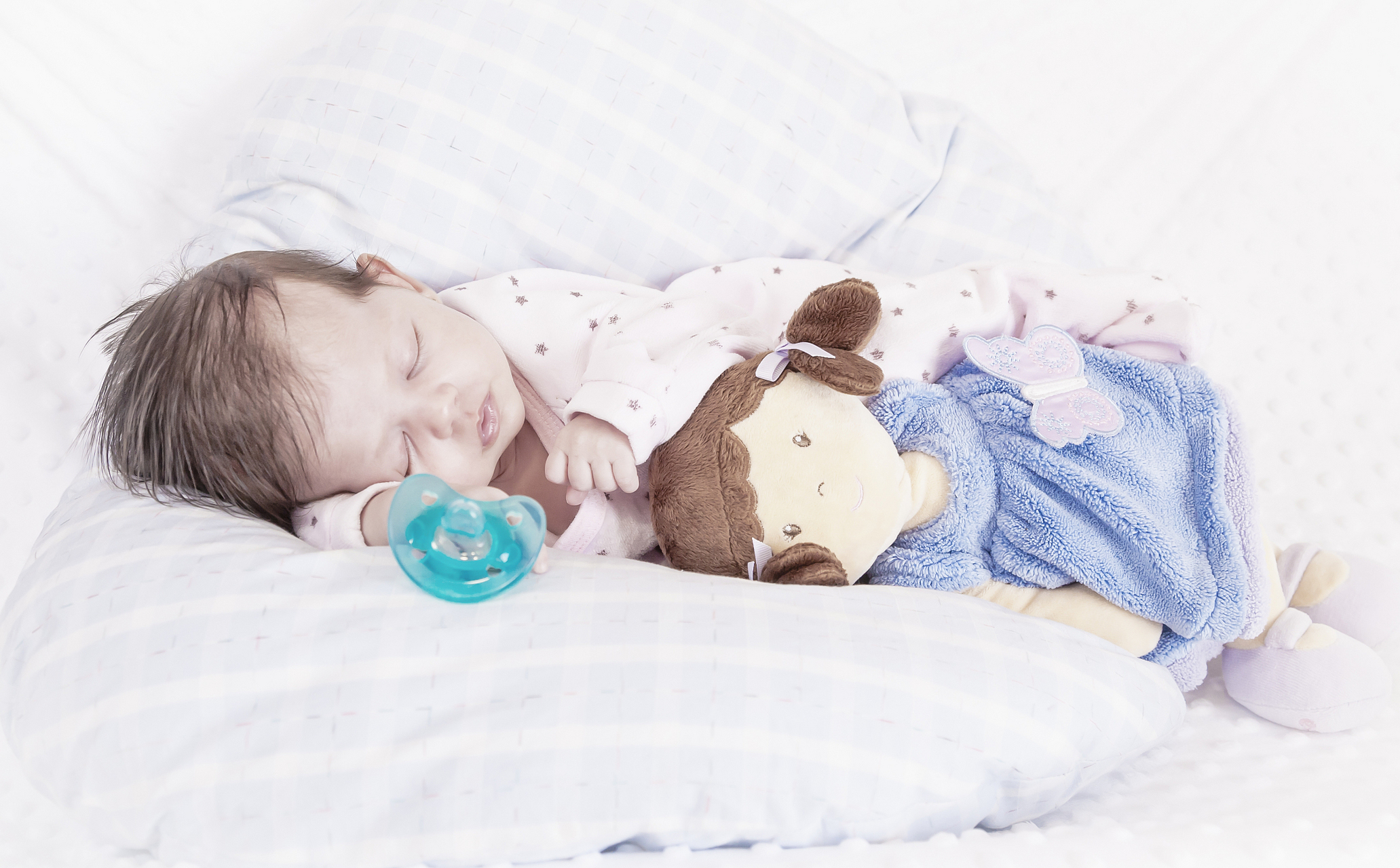 为了帮助宝宝建立规律的睡眠习惯,家长们需要注重睡眠环境的管理.