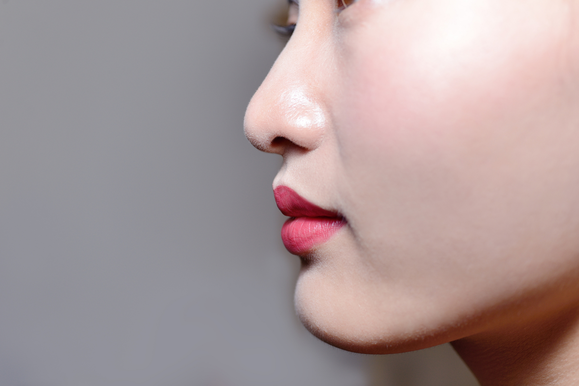扁平鼻子如何改善  引言: 在美学标准中,一个挺拔,饱满的鼻子能给面部