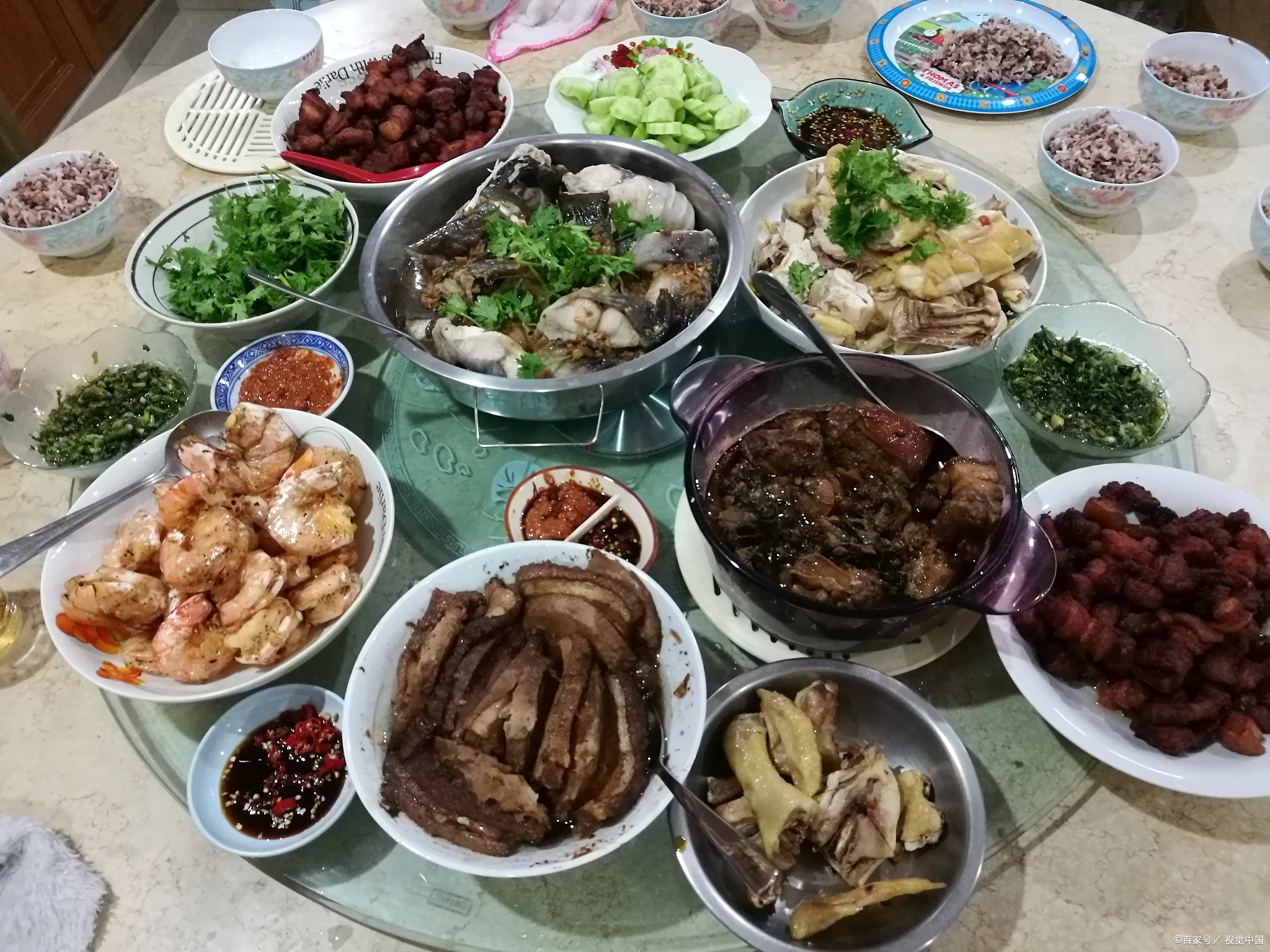 是春节习俗之一,又称年晚饭,团年饭,团圆饭等,特指年尾除夕的阖家聚餐