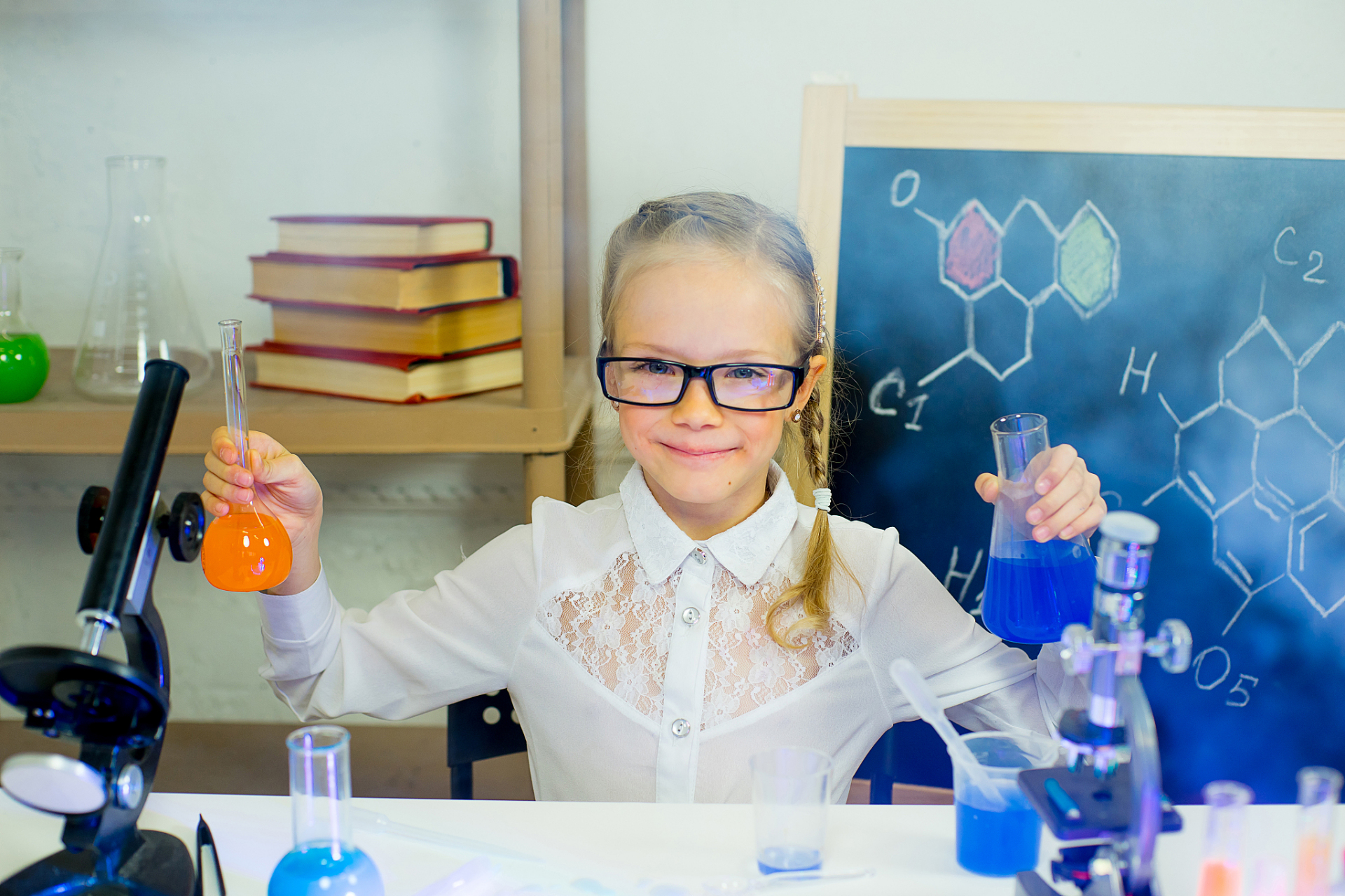 在受到周围液体或气体的分子撞击时发生无规则运动,即胶体的布朗运动