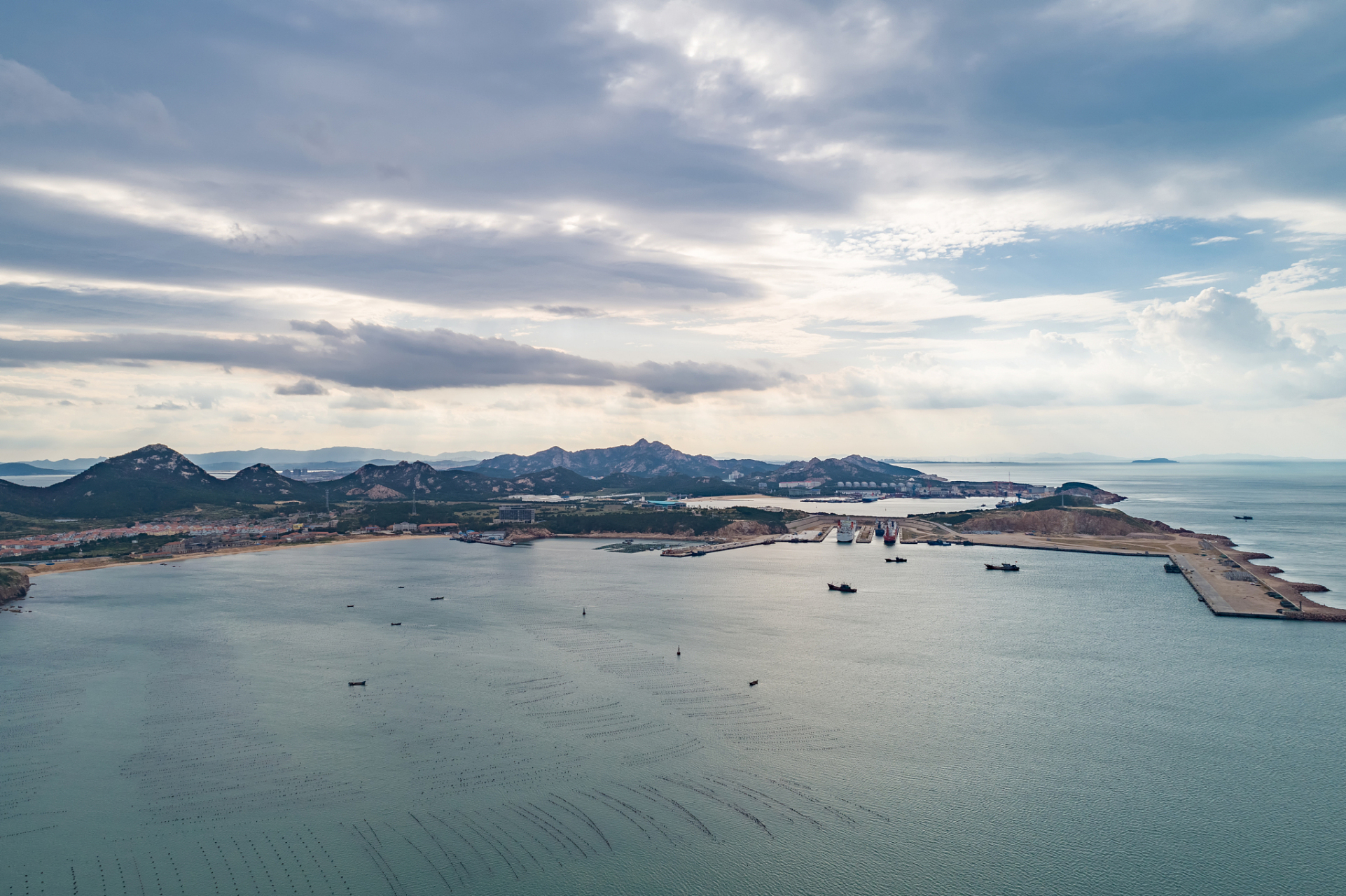自驾车可以直接开上山,或者停车在山下,坐免费公交