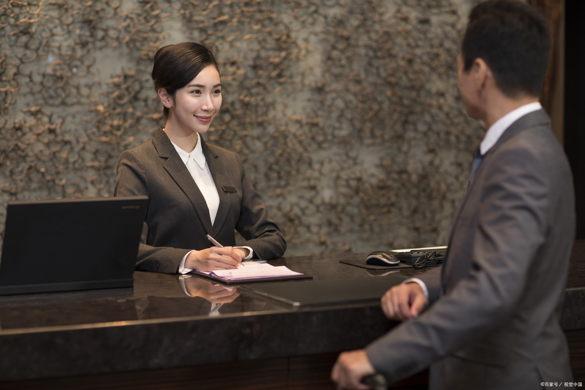 案例一:一个长住客的朋友凌晨5点左右到访,直接上楼进房间,前台员工没