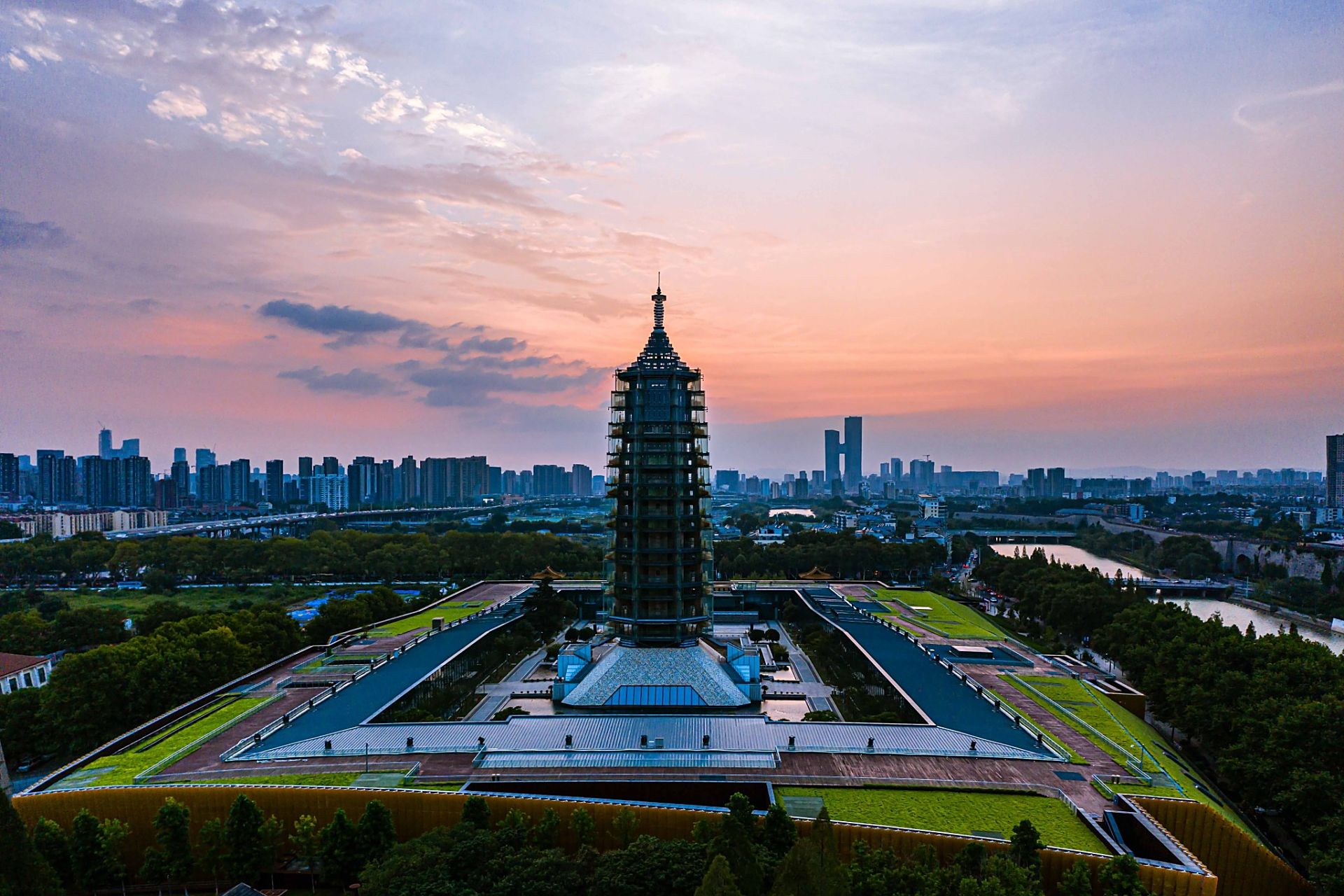 南京中华门外的大报恩寺遗址公园,面积约200亩,是aaaa级全国重点文物