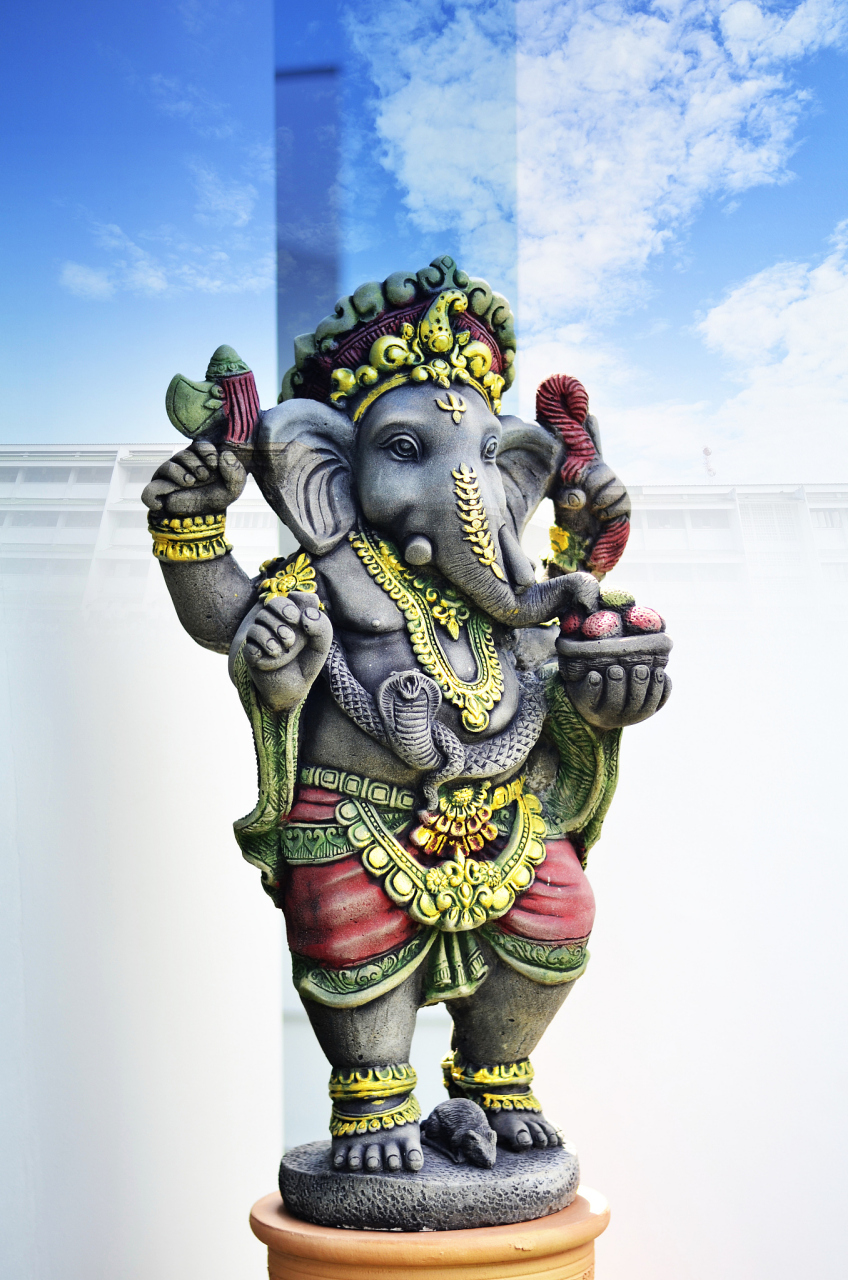 印度学生用环保粘土制作象头神来迎接「象神节」,庆祝印度教智慧,财富