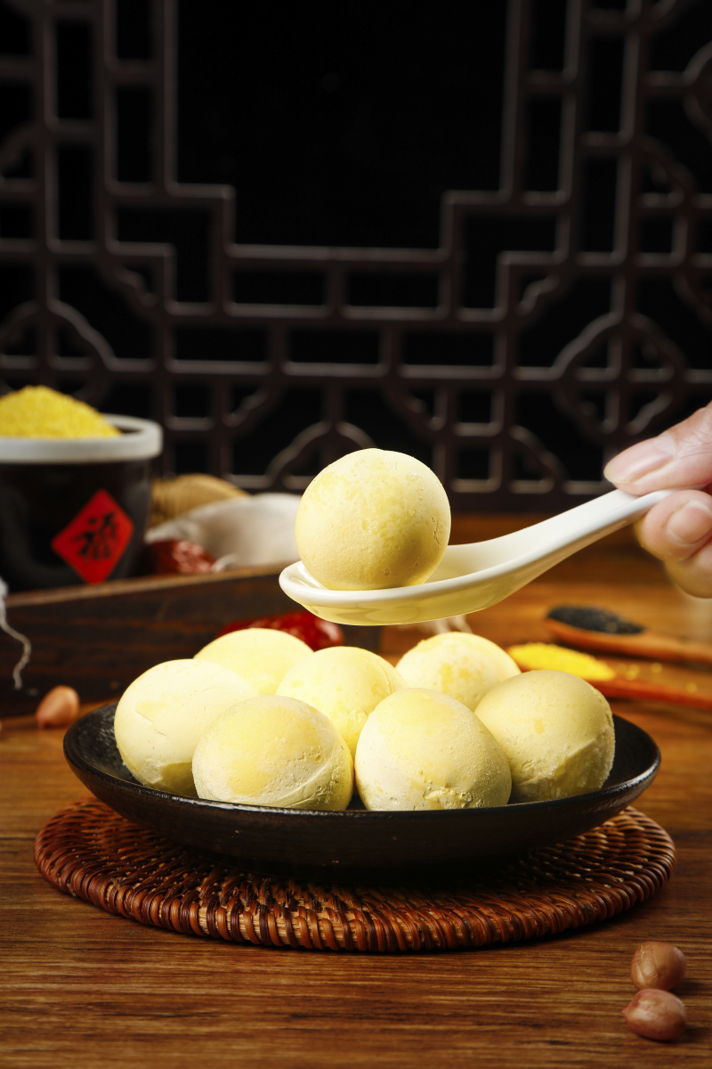 零下三十度的东北,窗台上冻得梆硬的粘豆包就是活命的金疙瘩