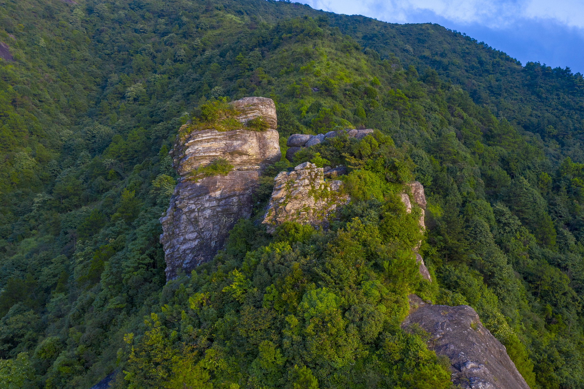 壶瓶山位于湖南常德,是该地区的最高峰.