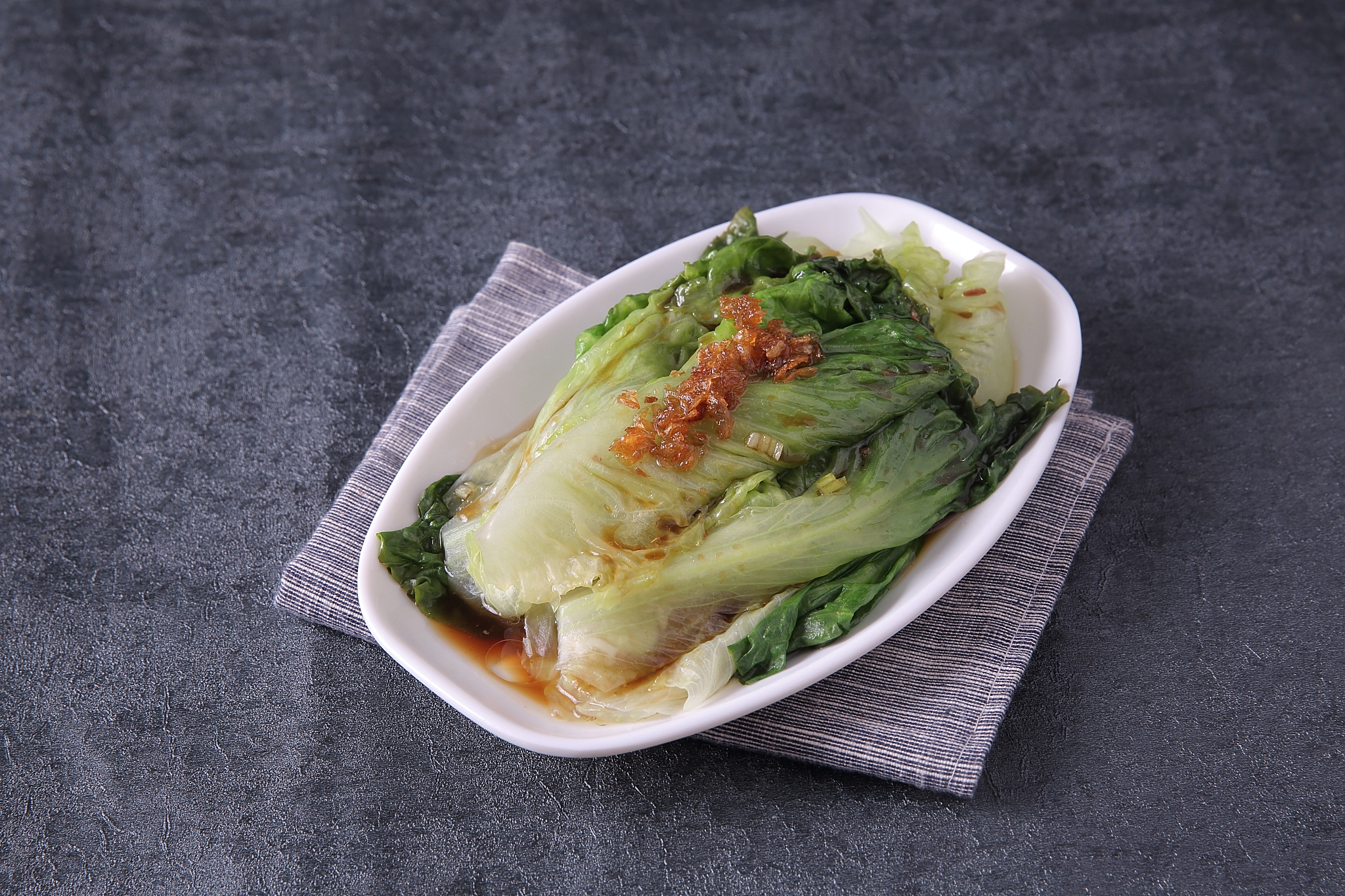 白灼生菜是一道美味营养丰富的广东传统名菜,酱汁的搭配可影响其口感