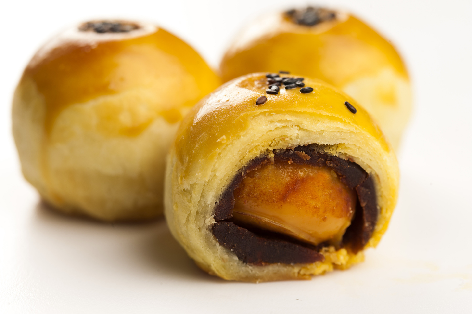 咸蛋黄酥是一道美味的传统糕点,香脆可口,咸香诱人.