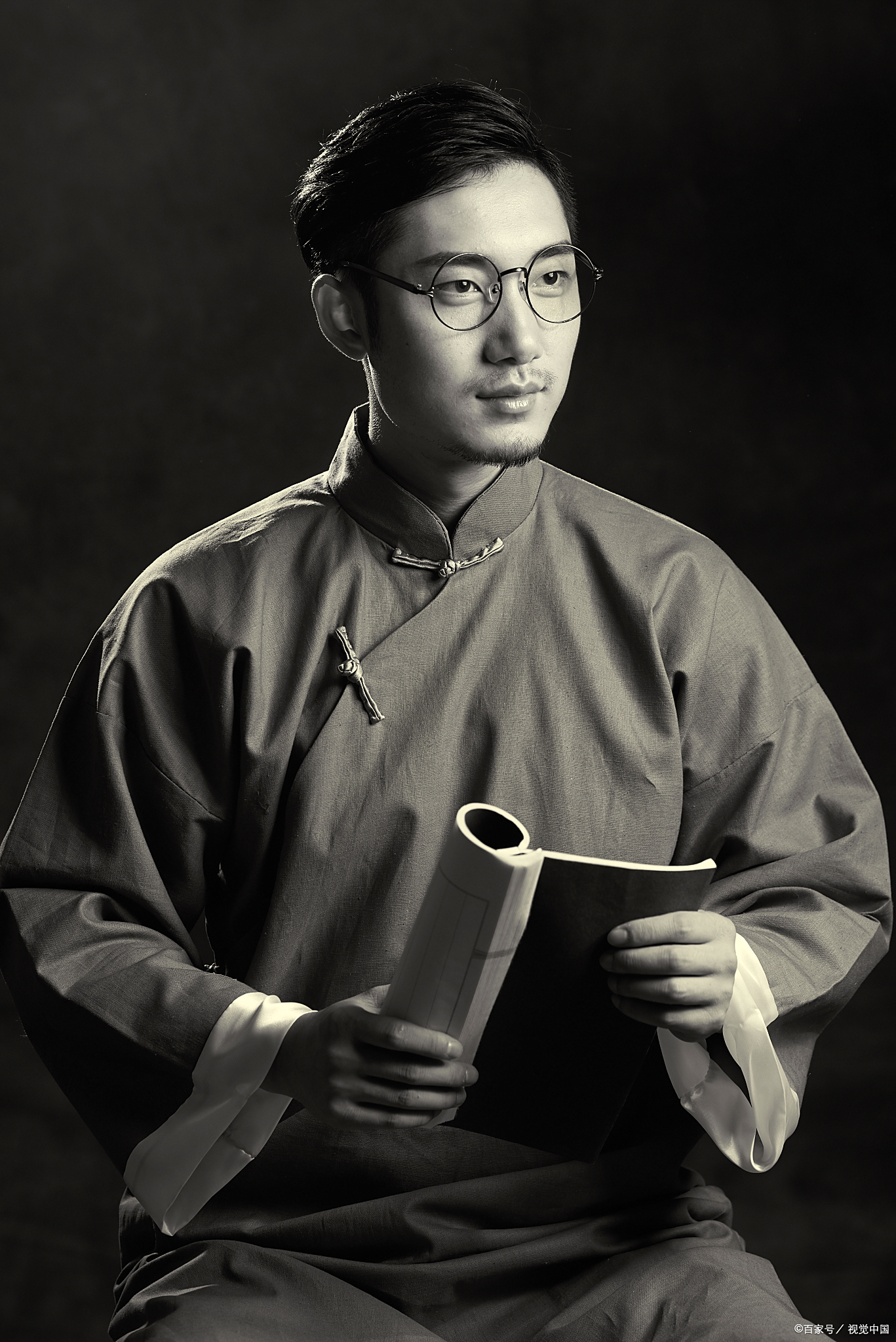 近日,山东烟台一位女子将爷爷珍藏的民国时期结婚证改造成手镯的新闻