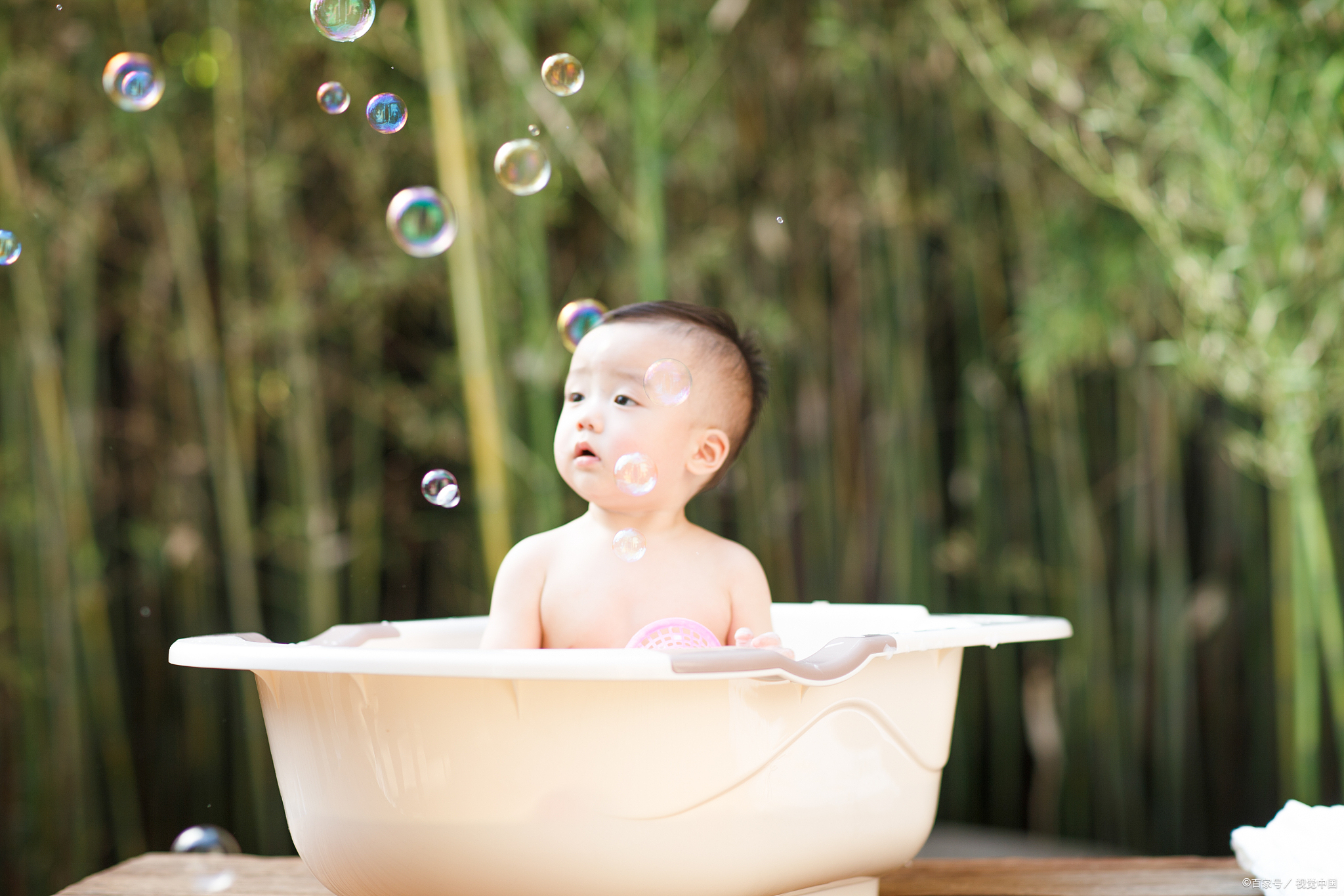 一岁宝宝洗澡最佳时间是什么时候?洗澡前先喝奶好,还是先洗澡?