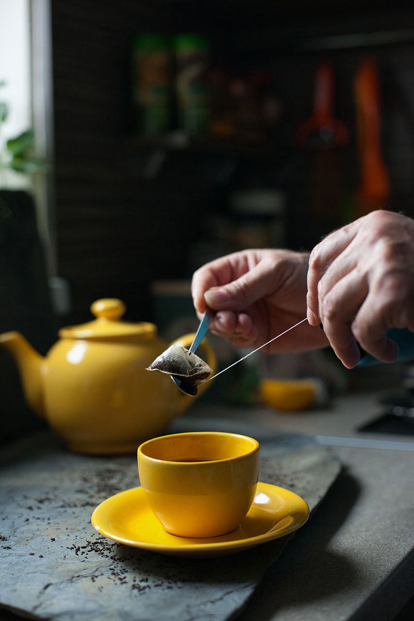 喝茶,是一种修行  沏一杯清茶,品味那淡雅的香气 静坐片刻,心境渐渐