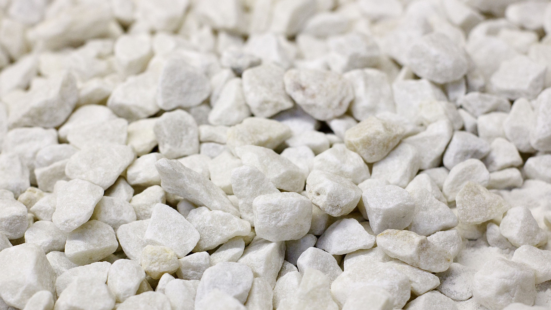 体积变化:当珍珠岩吸水后,水会填充其多孔结构中的空隙,导致体积膨胀