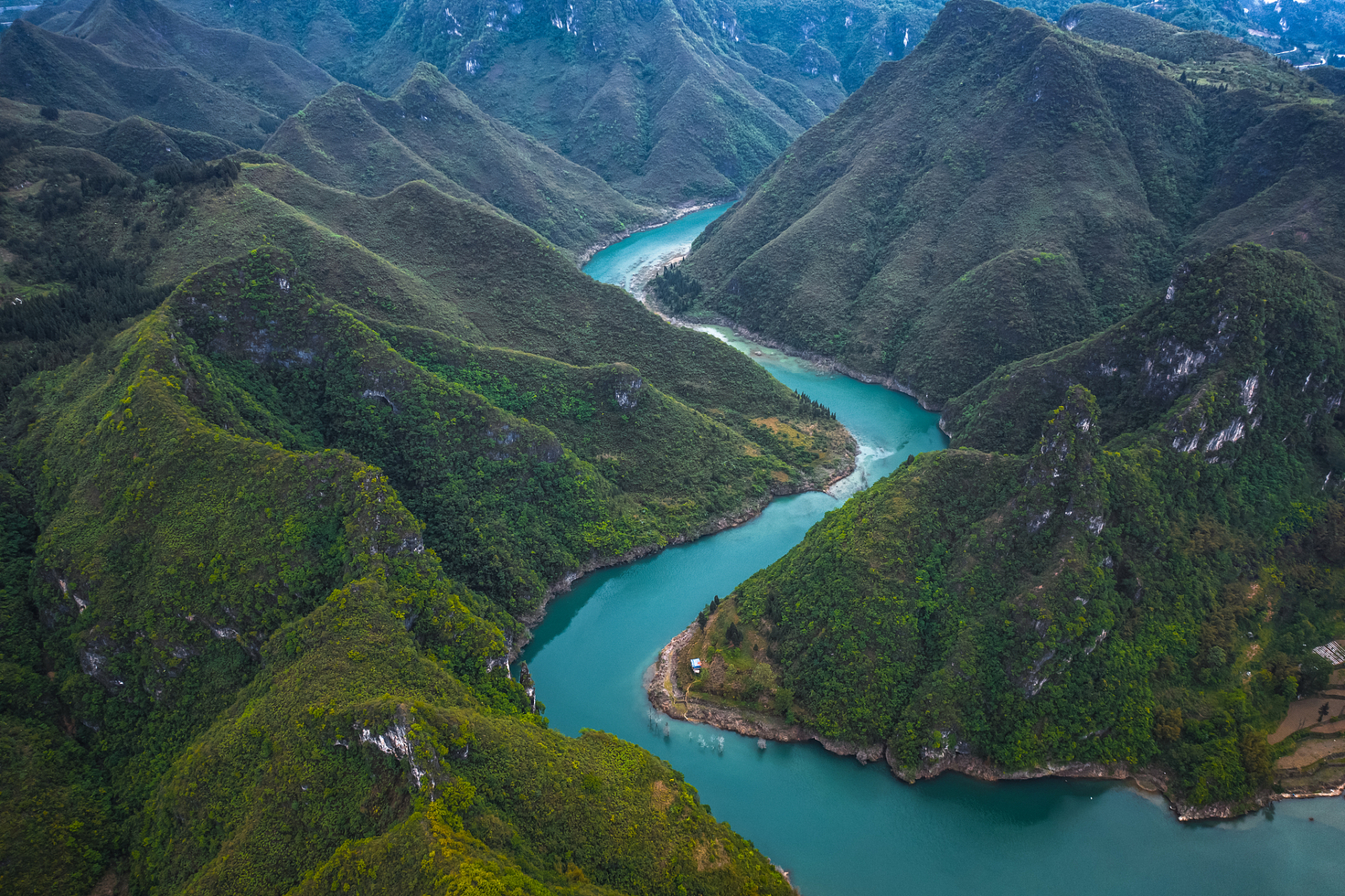 月亮湾:金沙江上的绝美"Ω"字拐弯  在中国的西部,有一处被大自然精雕