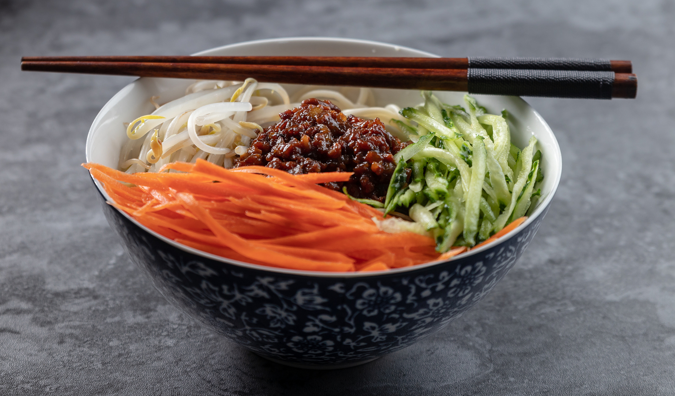 其中最为著名的当属老北京炸酱面.