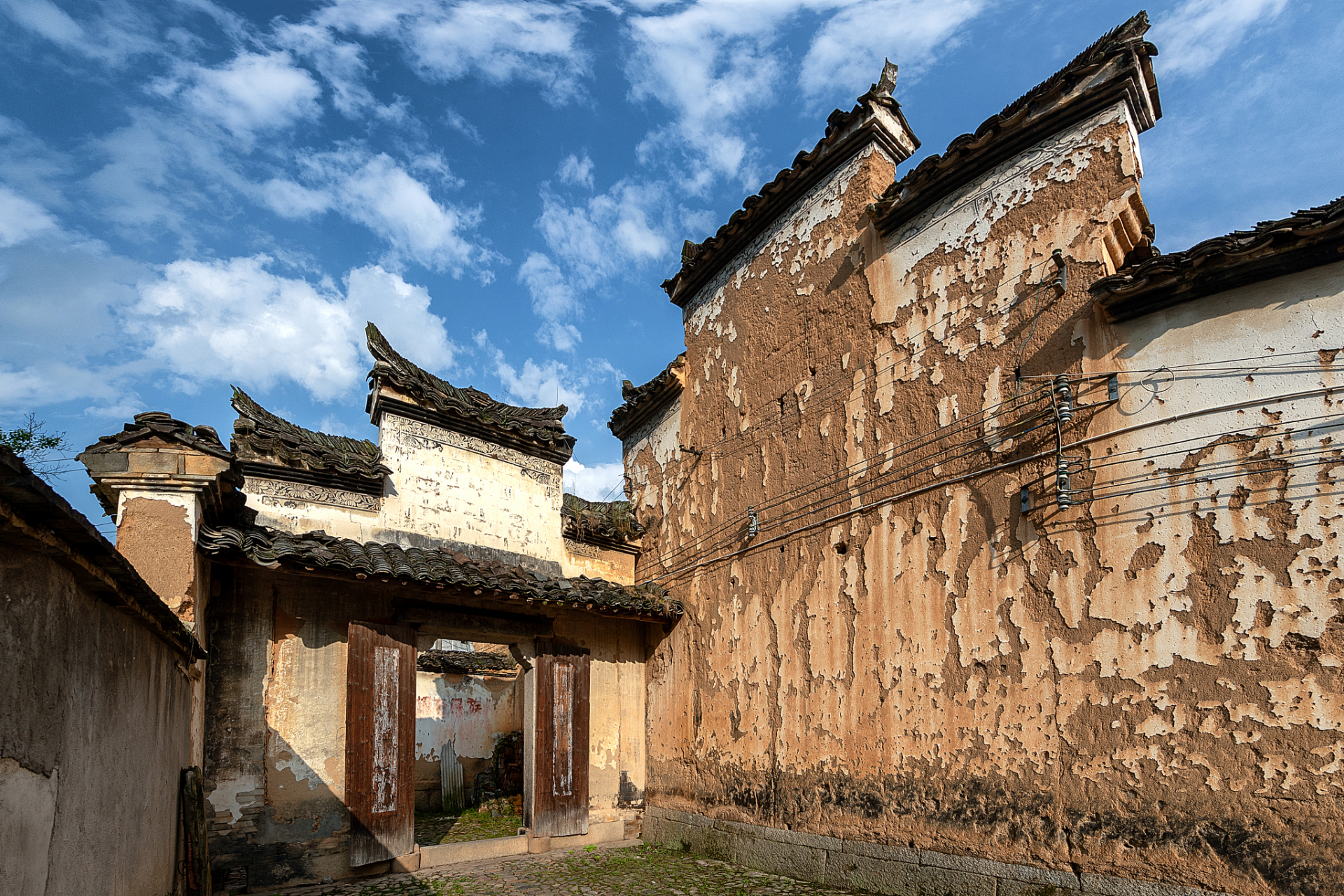 徐岙古村落,坐落于温州泰顺县筱村镇,是这个地区保存较完整的古村落之