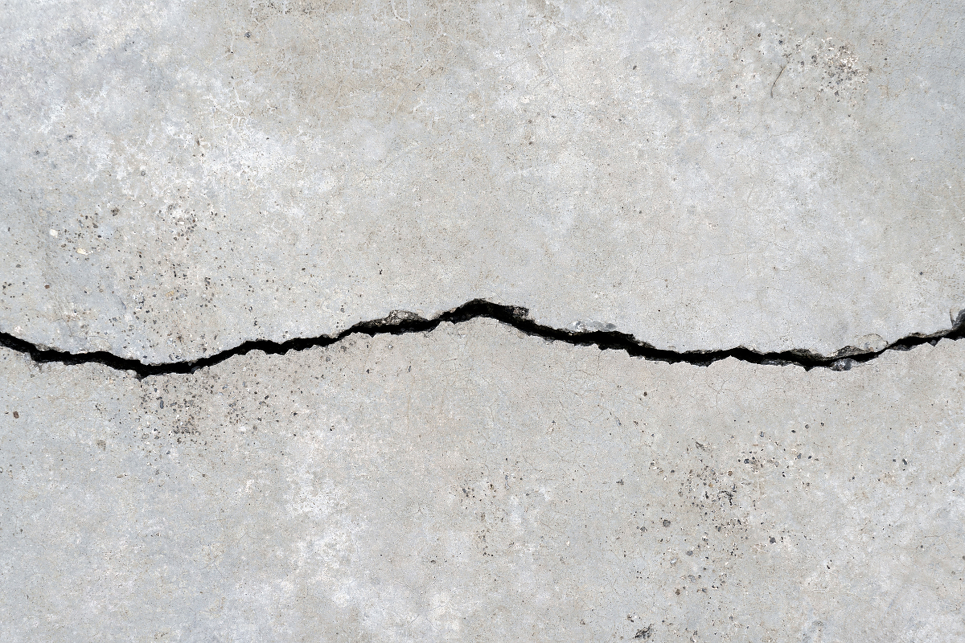 混凝土路面裂缝需要引起重视,通过清理,填充与修补,封闭与养护及定期