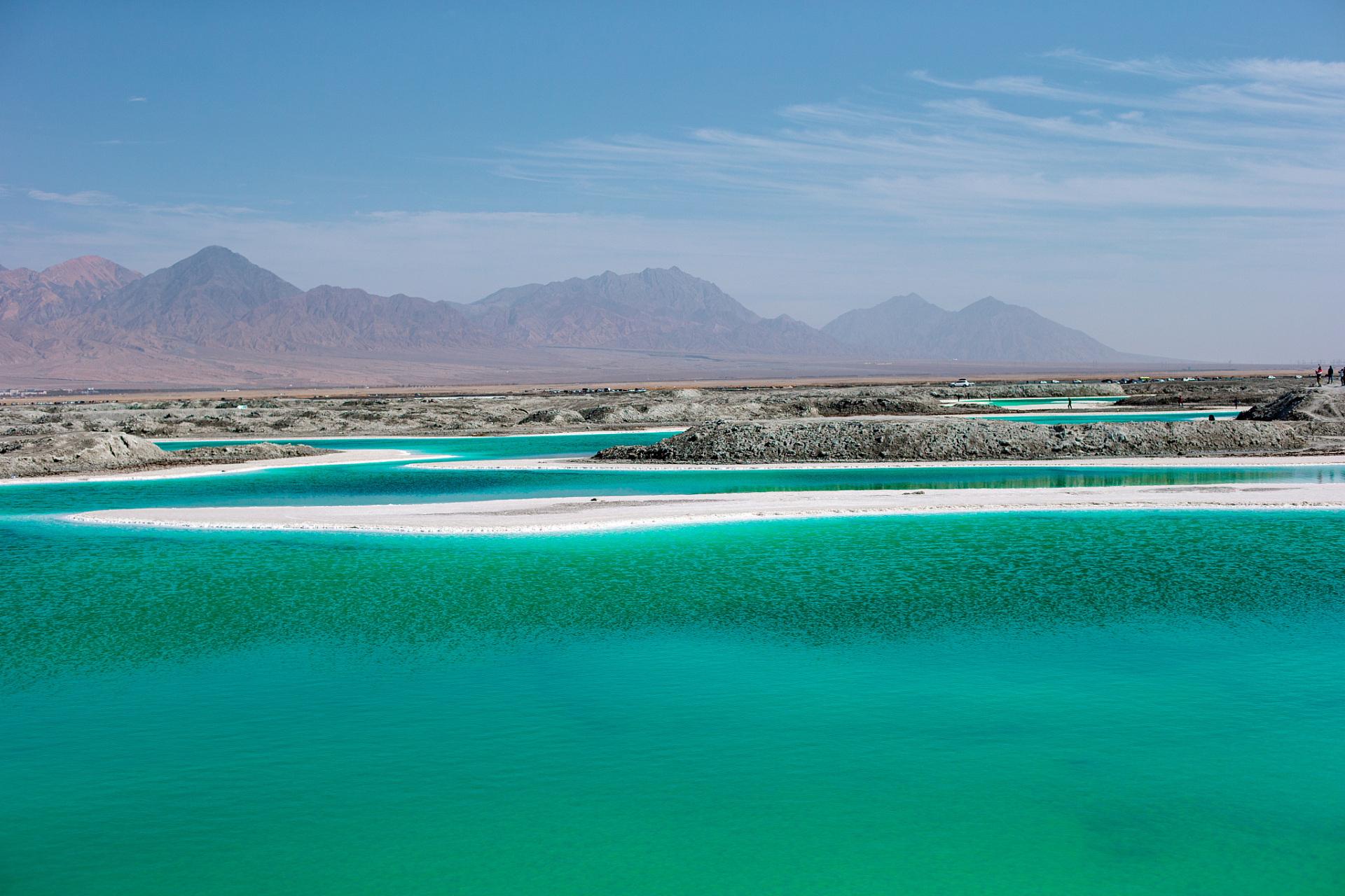 这个湖泊被誉为"翡翠湖"是因为它的水域呈现出一种